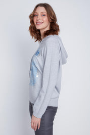 Chandail Cyc Coco Y Club en tricot fin gris, avec un capuchon, des motifs carrés bleu et argent, et des manches longues.