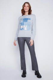 Chandail Cyc Coco Y Club en tricot fin gris, avec un capuchon, des motifs carrés bleu et argent, et des manches longues.
