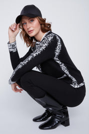 Cardigan Cyc en tricot noir et blanc avec un effet pixelisé, un col rond et une fermeture éclair.