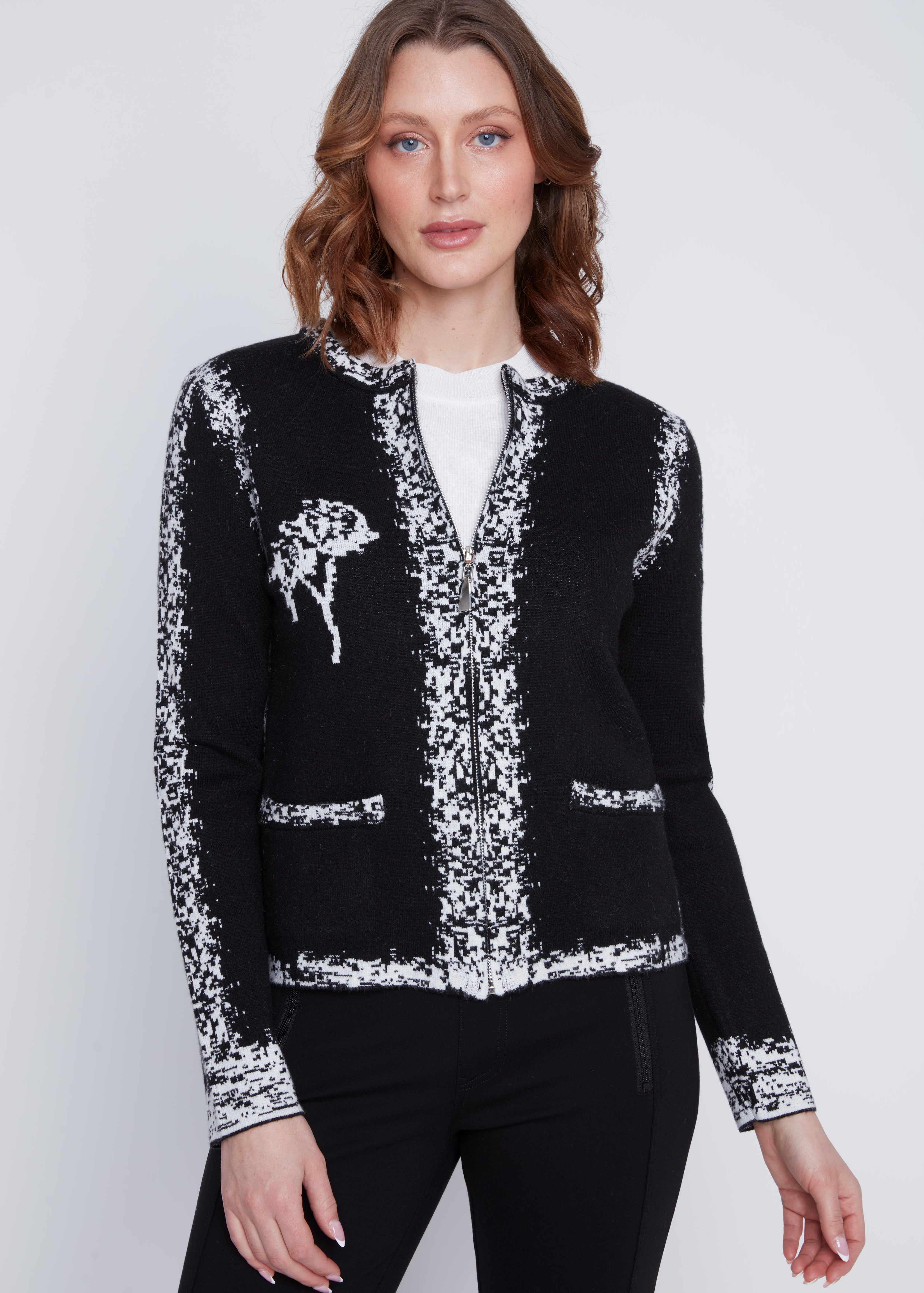 Cardigan Cyc en tricot noir et blanc avec un effet pixelisé, un col rond et une fermeture éclair.