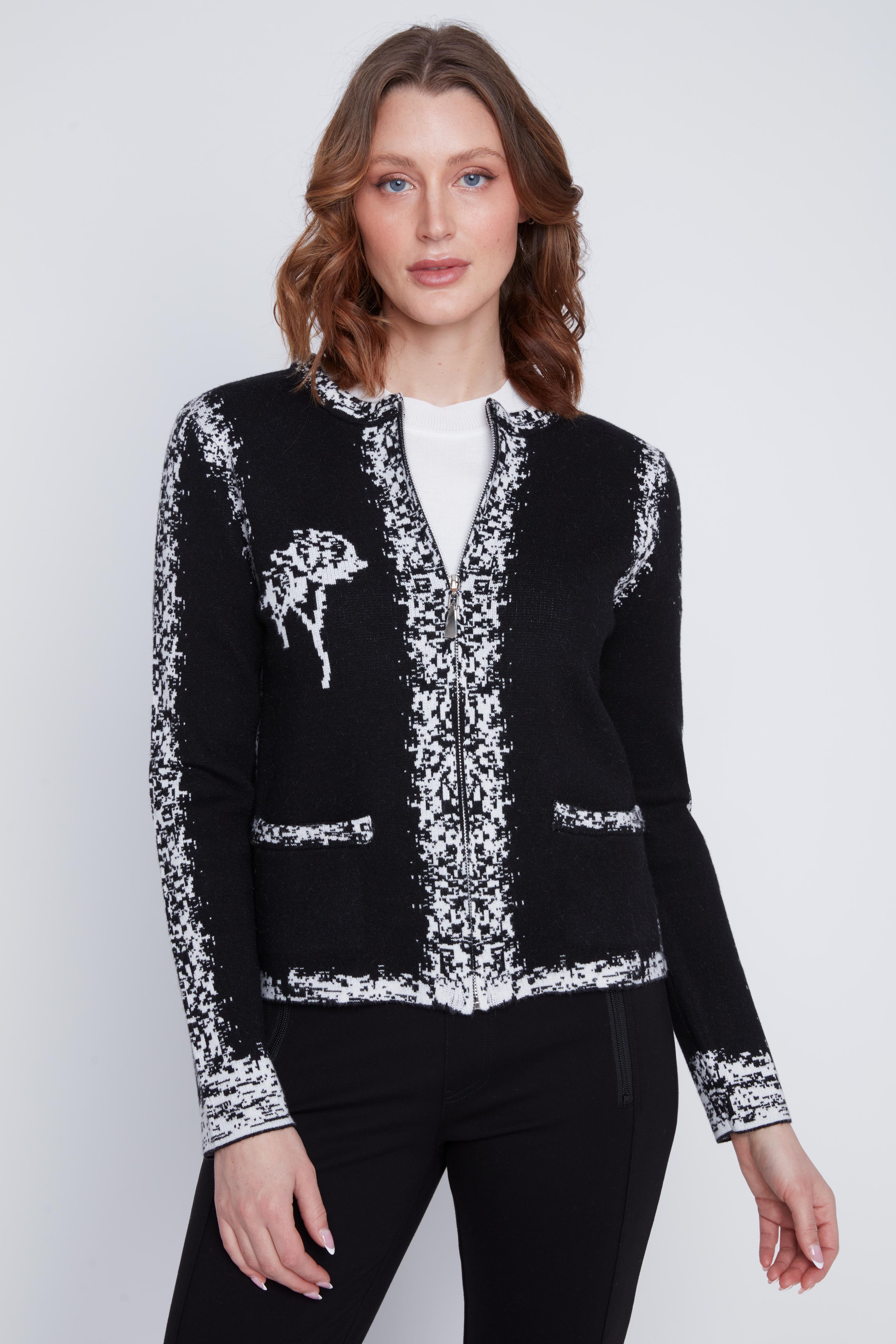 Cardigan Cyc en tricot noir et blanc avec un effet pixelisé, un col rond et une fermeture éclair.