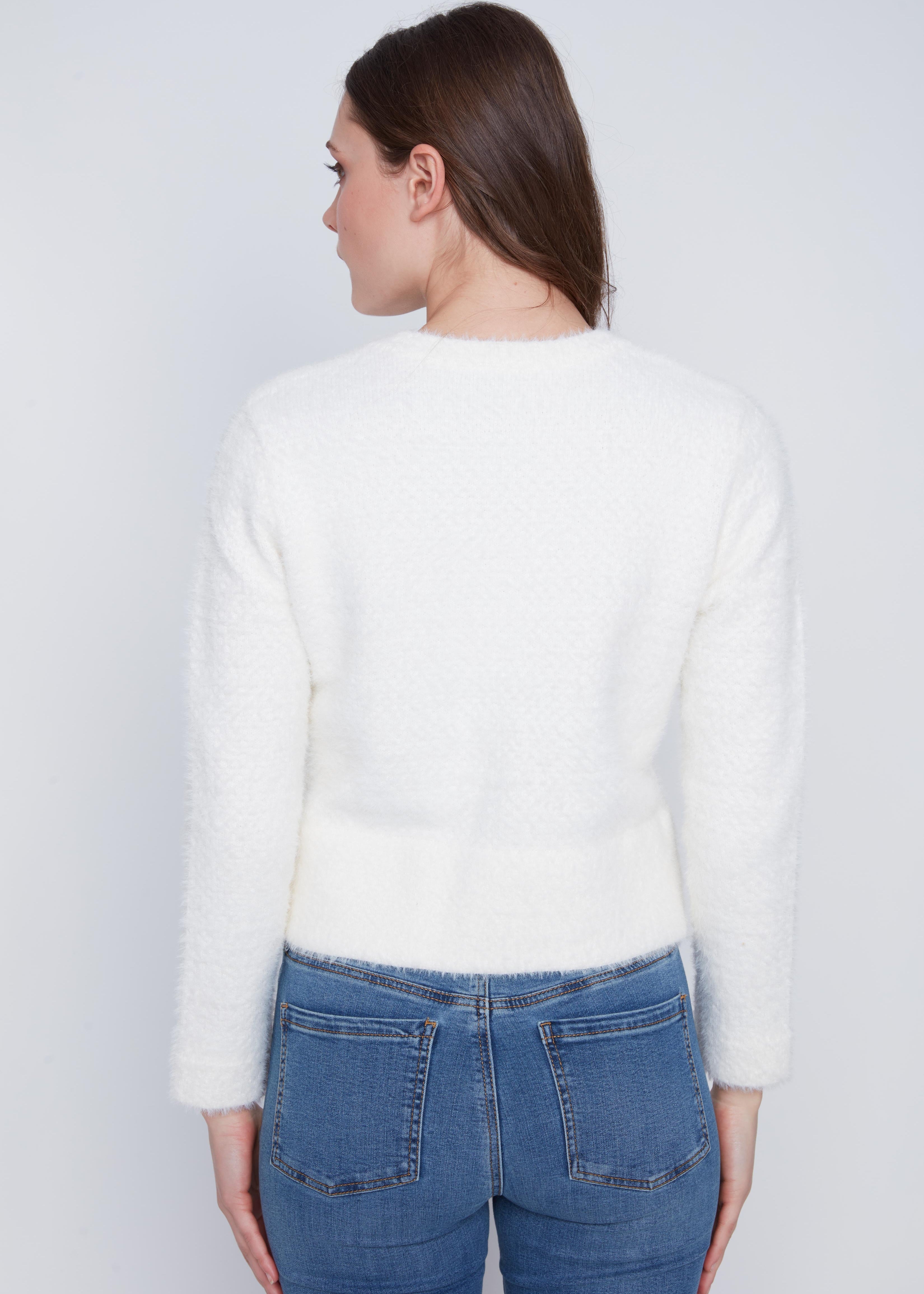 Cardigan Cyc Coco Y Club en tricot effet peluche, de couleur ivoire, avec des boutons bijoux argent et noir.