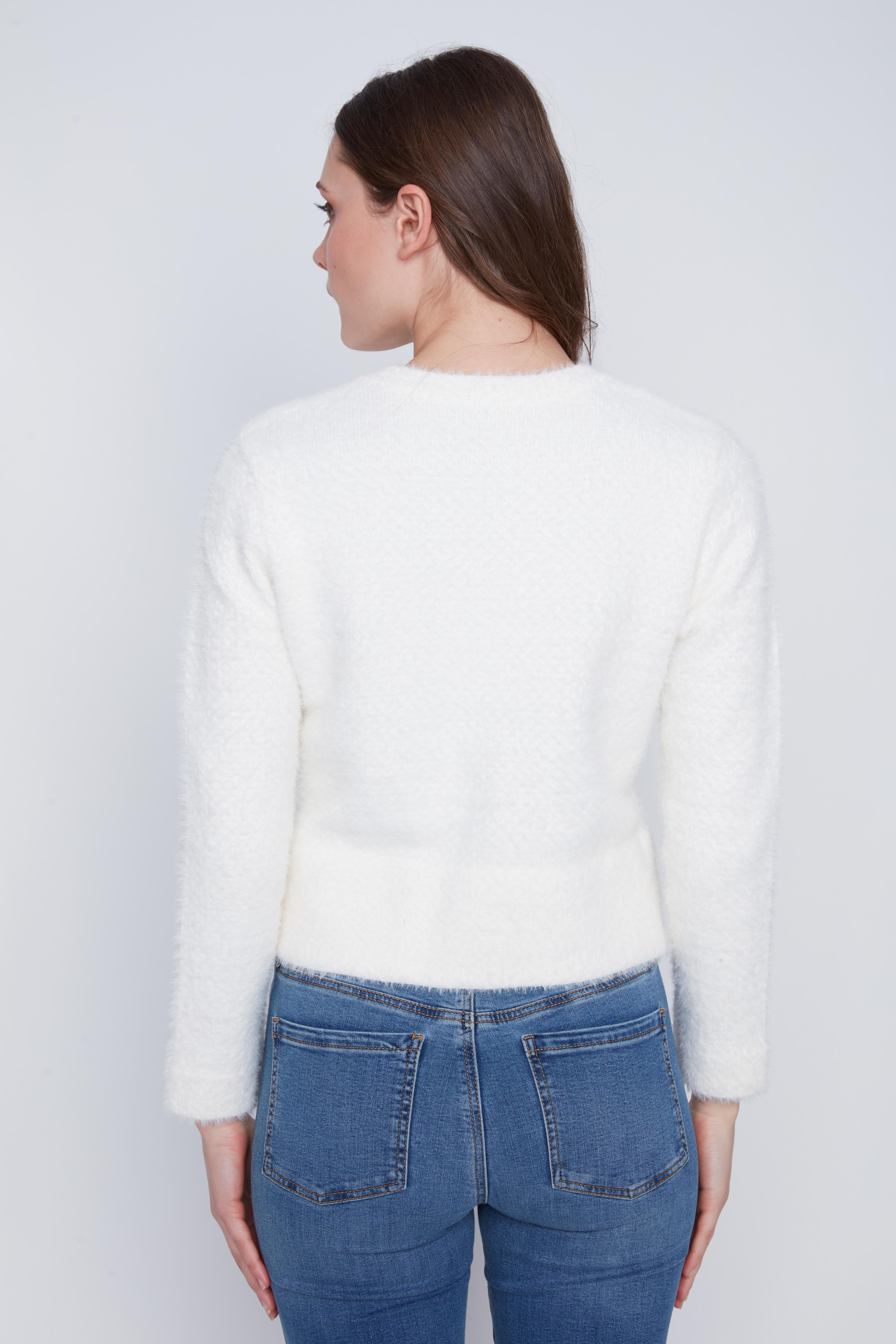 Cardigan Cyc Coco Y Club en tricot effet peluche, de couleur ivoire, avec des boutons bijoux argent et noir.