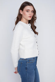 Cardigan Cyc Coco Y Club en tricot effet peluche, de couleur ivoire, avec des boutons bijoux argent et noir.
