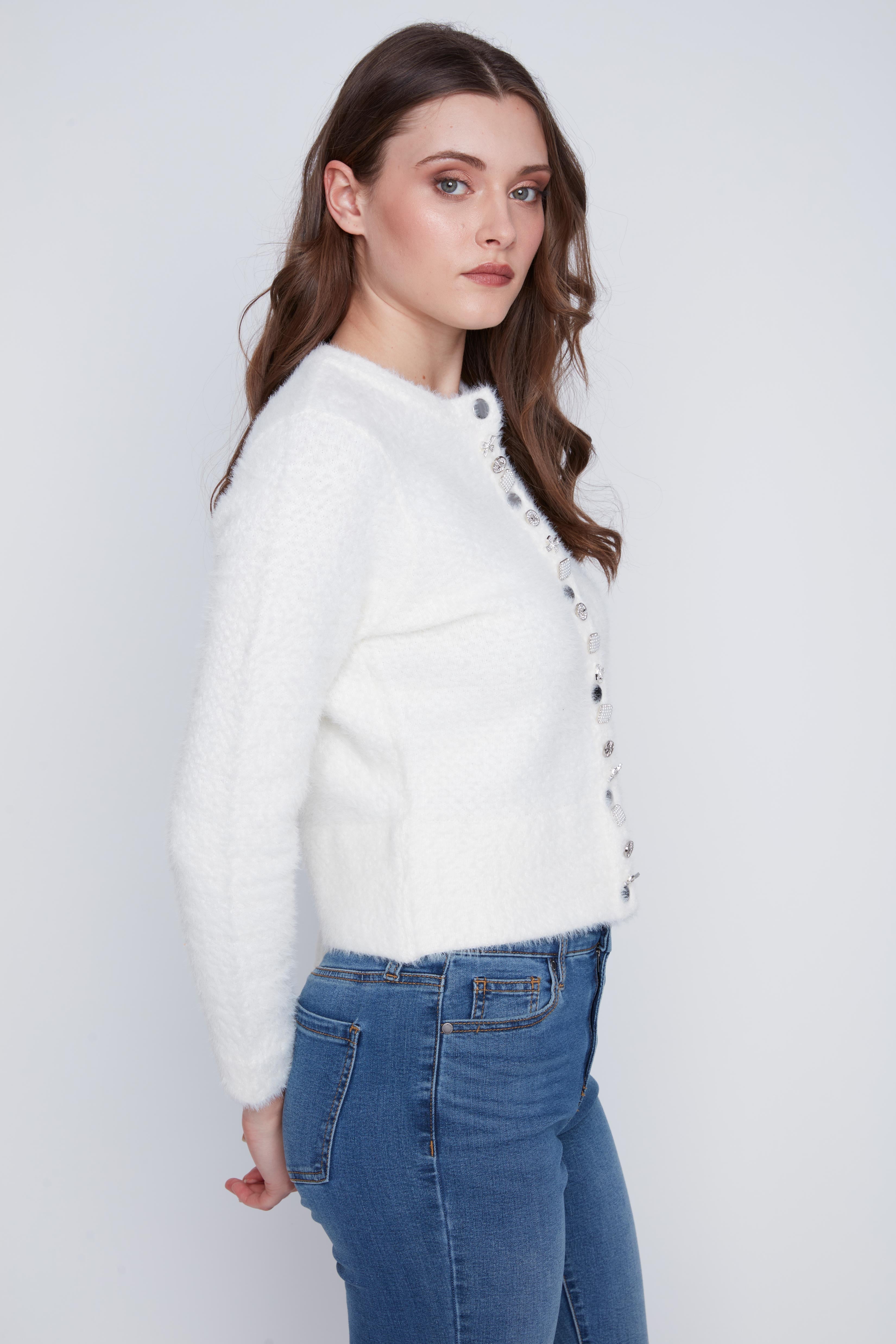 Cardigan Cyc Coco Y Club en tricot effet peluche, de couleur ivoire, avec des boutons bijoux argent et noir.