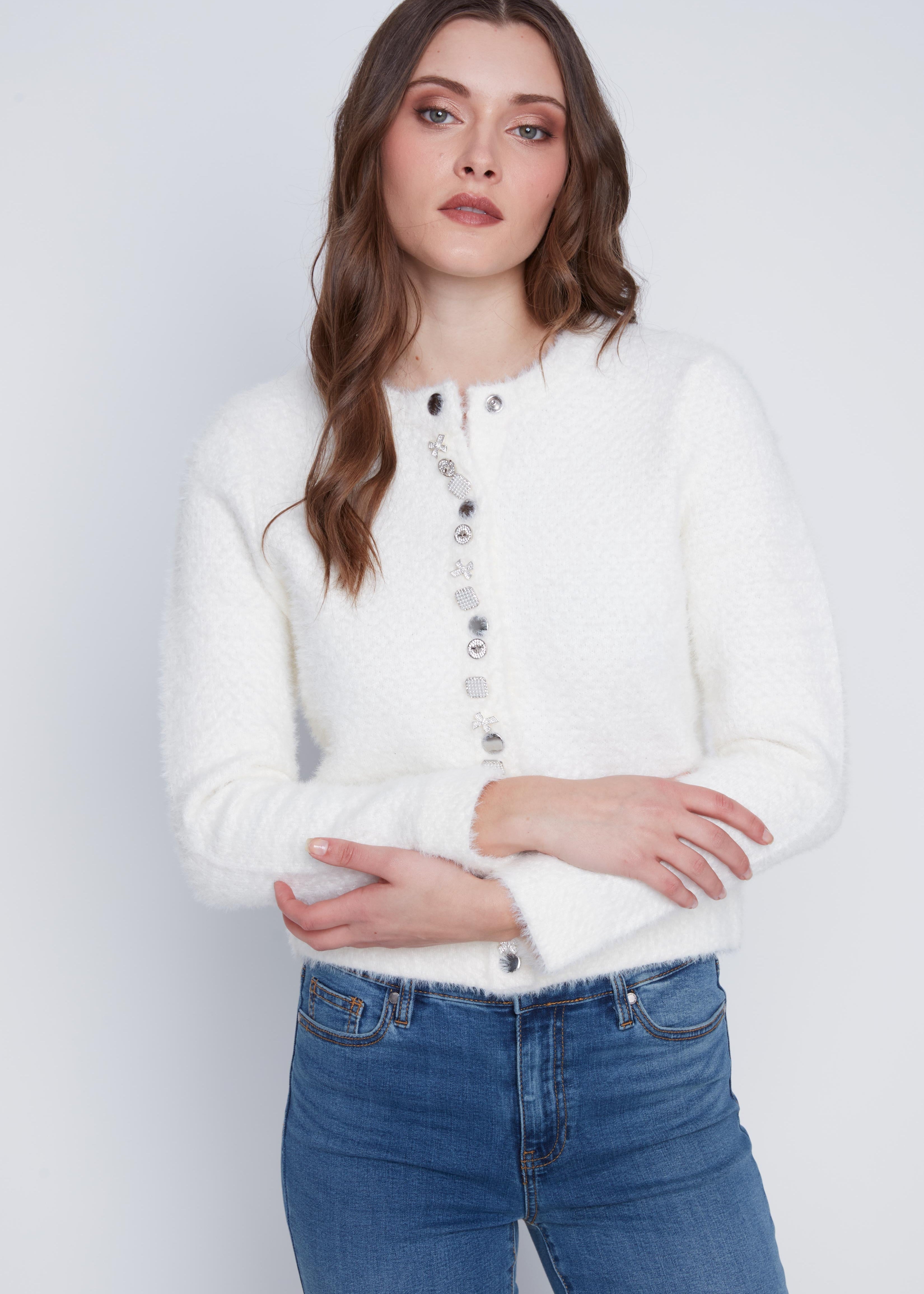 Cardigan Cyc Coco Y Club en tricot effet peluche, de couleur ivoire, avec des boutons bijoux argent et noir.