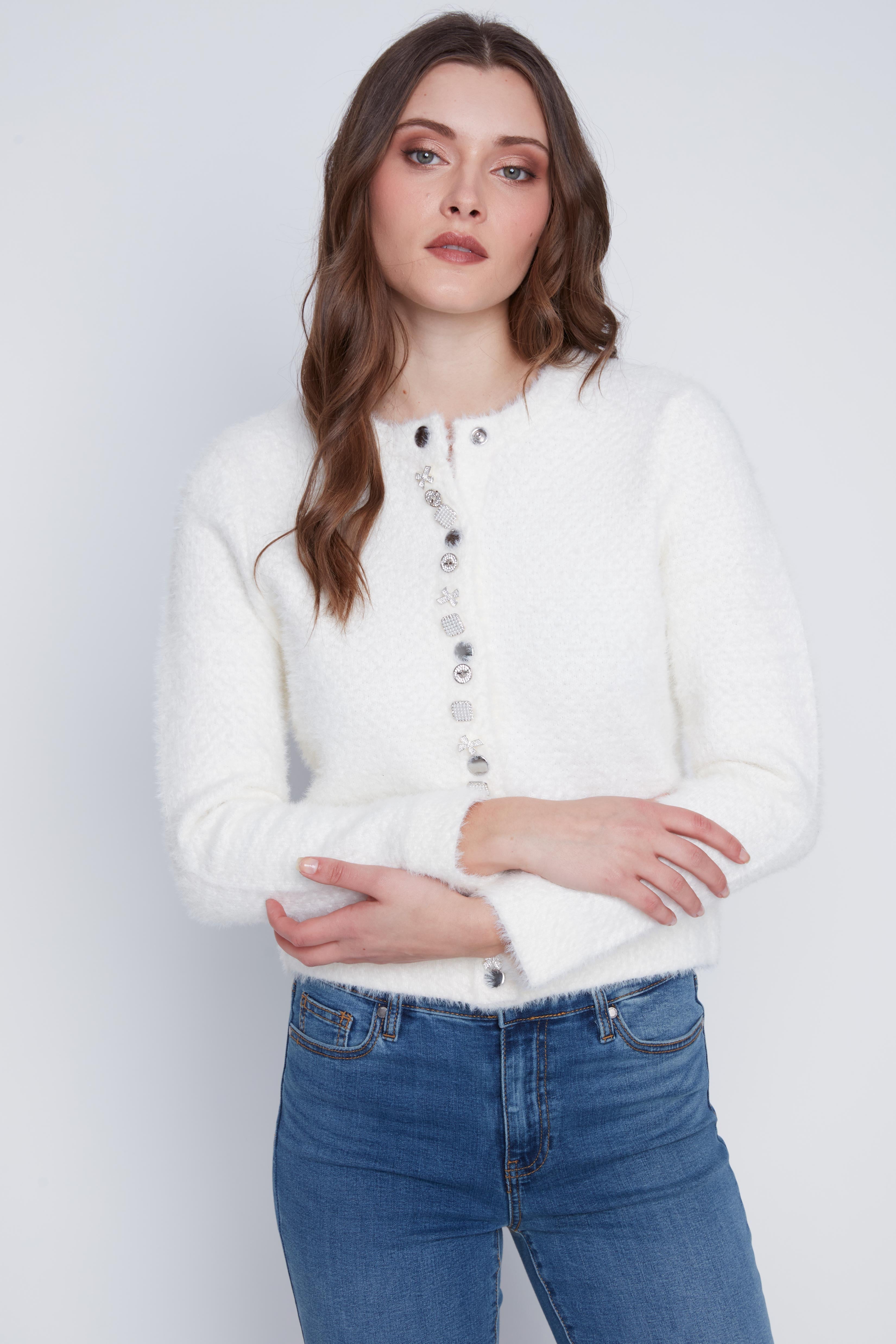 Cardigan Cyc Coco Y Club en tricot effet peluche, de couleur ivoire, avec des boutons bijoux argent et noir.