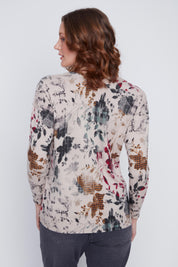 Chandail Cyc Coco Y Club en tricot léger, imprimé de fleurs vertes, rouges et ocre sur fond beige, avec un col en V.