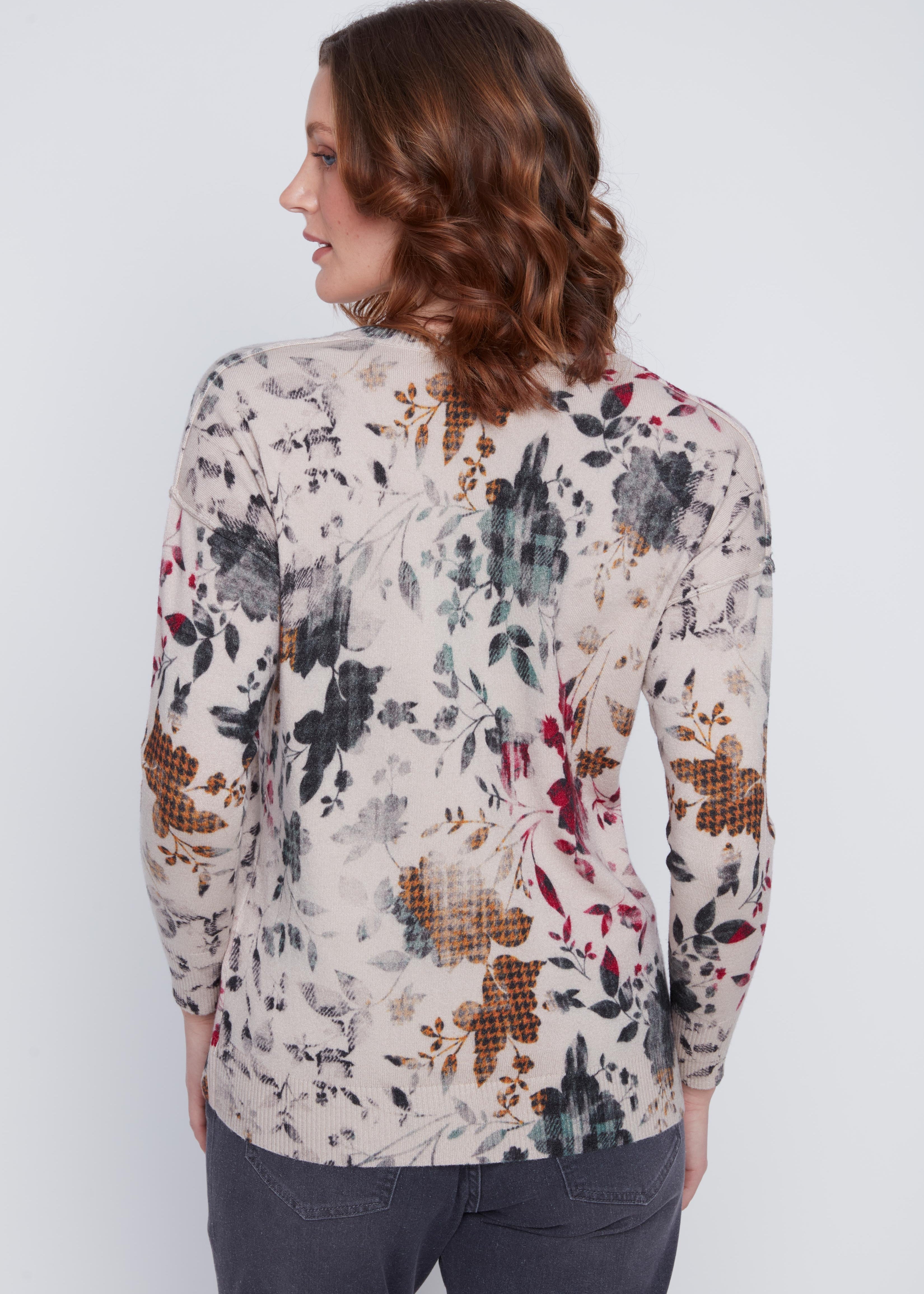 Chandail Cyc Coco Y Club en tricot léger, imprimé de fleurs vertes, rouges et ocre sur fond beige, avec un col en V.