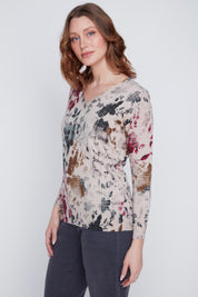 Chandail Cyc Coco Y Club en tricot léger, imprimé de fleurs vertes, rouges et ocre sur fond beige, avec un col en V.