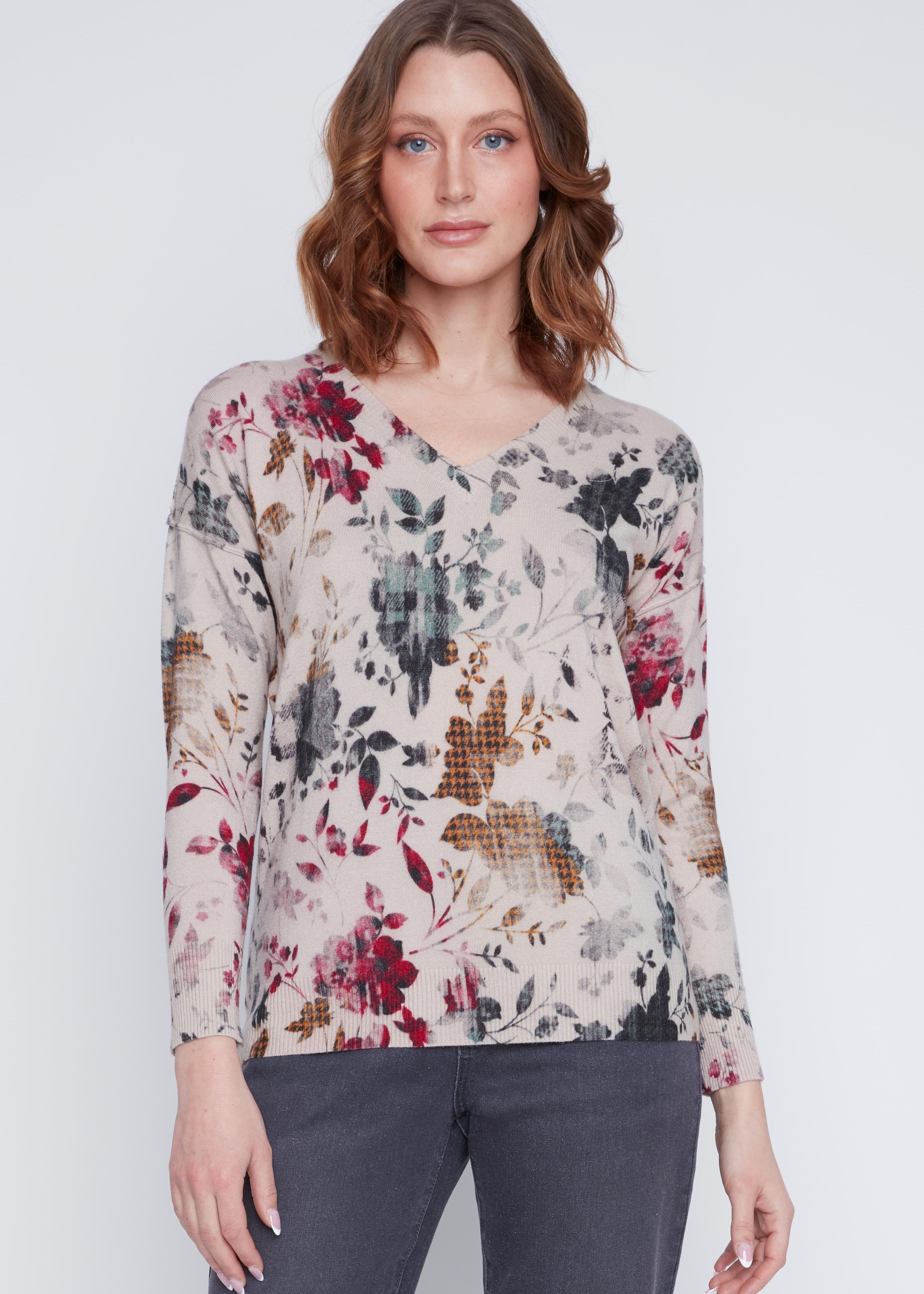 Chandail Cyc Coco Y Club en tricot léger, imprimé de fleurs vertes, rouges et ocre sur fond beige, avec un col en V