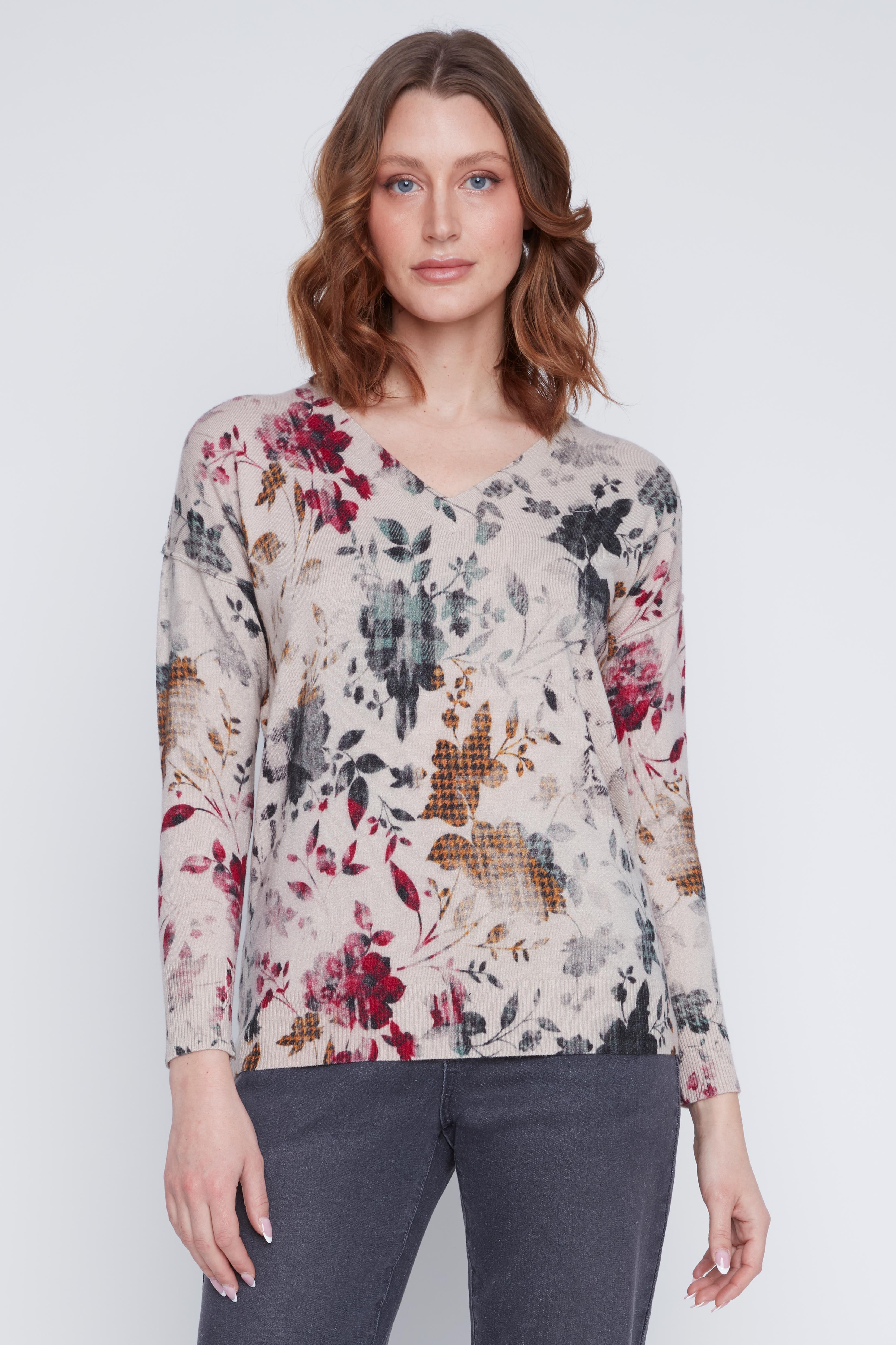 Chandail Cyc Coco Y Club en tricot léger, imprimé de fleurs vertes, rouges et ocre sur fond beige, avec un col en V