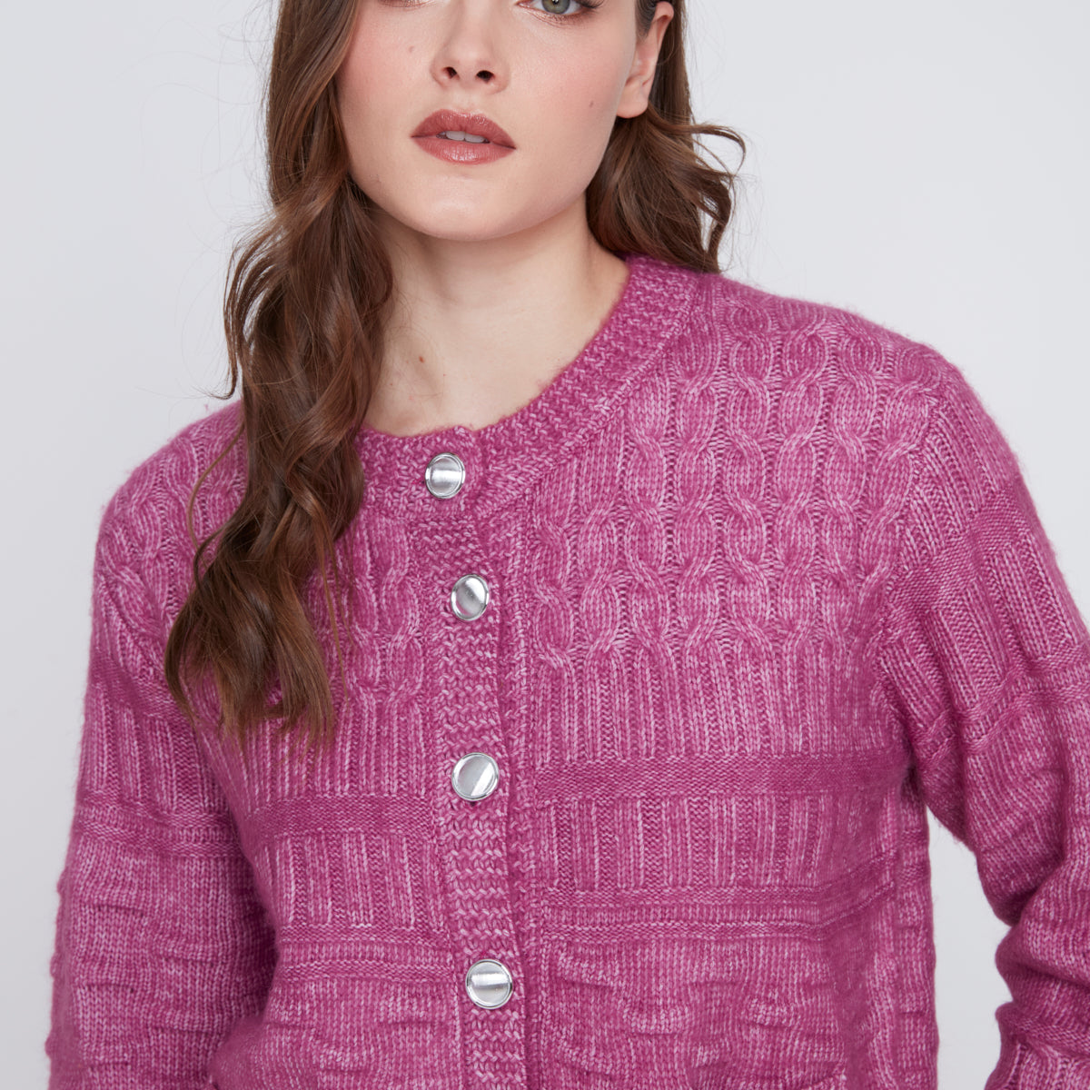 Cardigan en maille câblée de couleur prune, avec des poches plaquées. Composition en acrylique et polyester. Marque Coco Y Club.