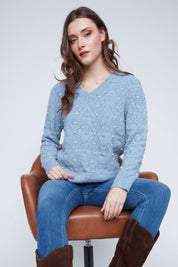 Chandail en tricot léger pour femme, de couleur bleue, avec des perles autour du col en V. Composition en polyester, acrylique, nylon et élasthanne. Marque Coco Y Club.