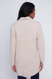 Cardigan manteau en tricot Cyc Coco Y Club couleur sable, à l'effet peluche, avec boutons-pression argentés et poches à l'avant.