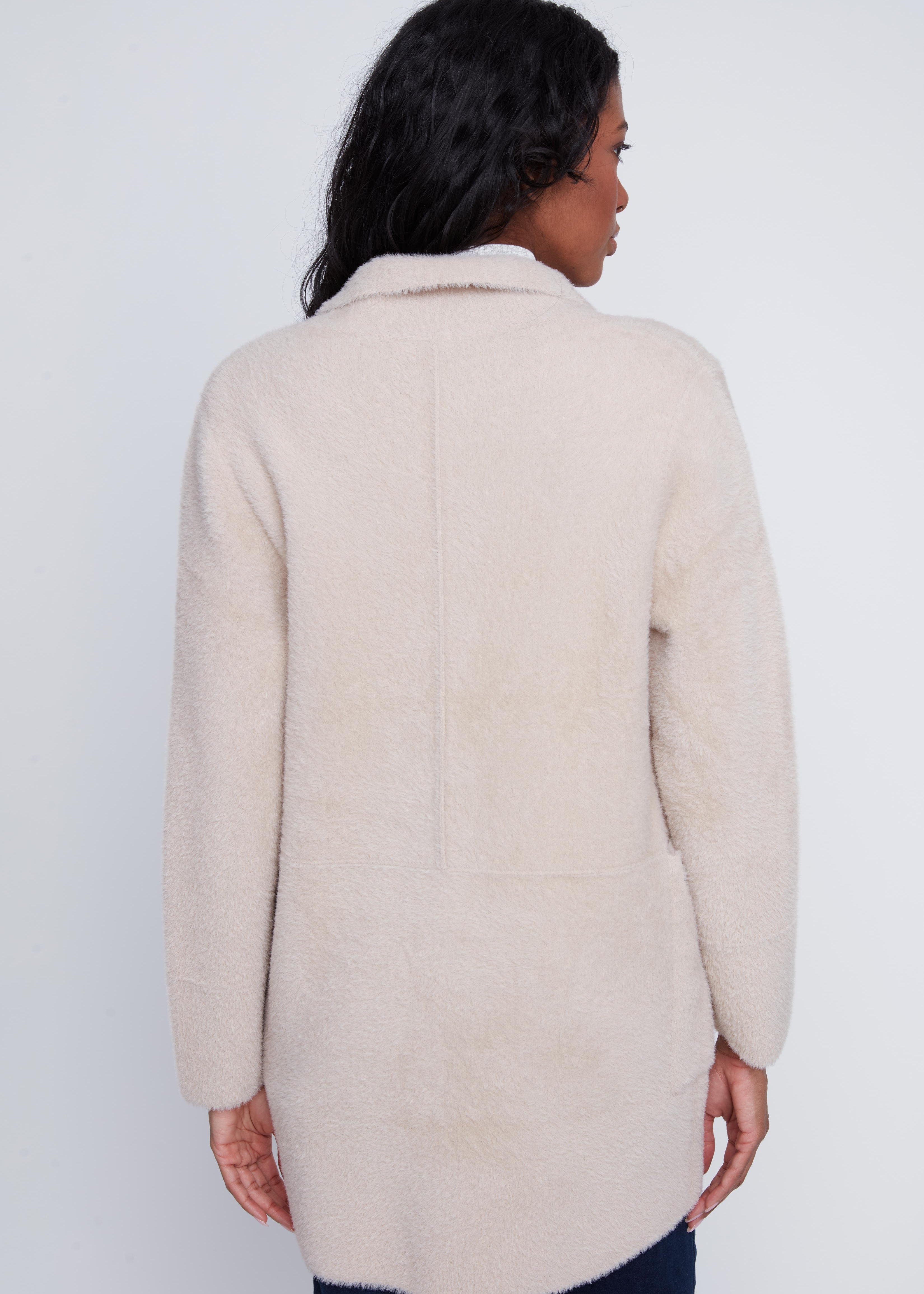 Cardigan manteau en tricot Cyc Coco Y Club couleur sable, à l'effet peluche, avec boutons-pression argentés et poches à l'avant.