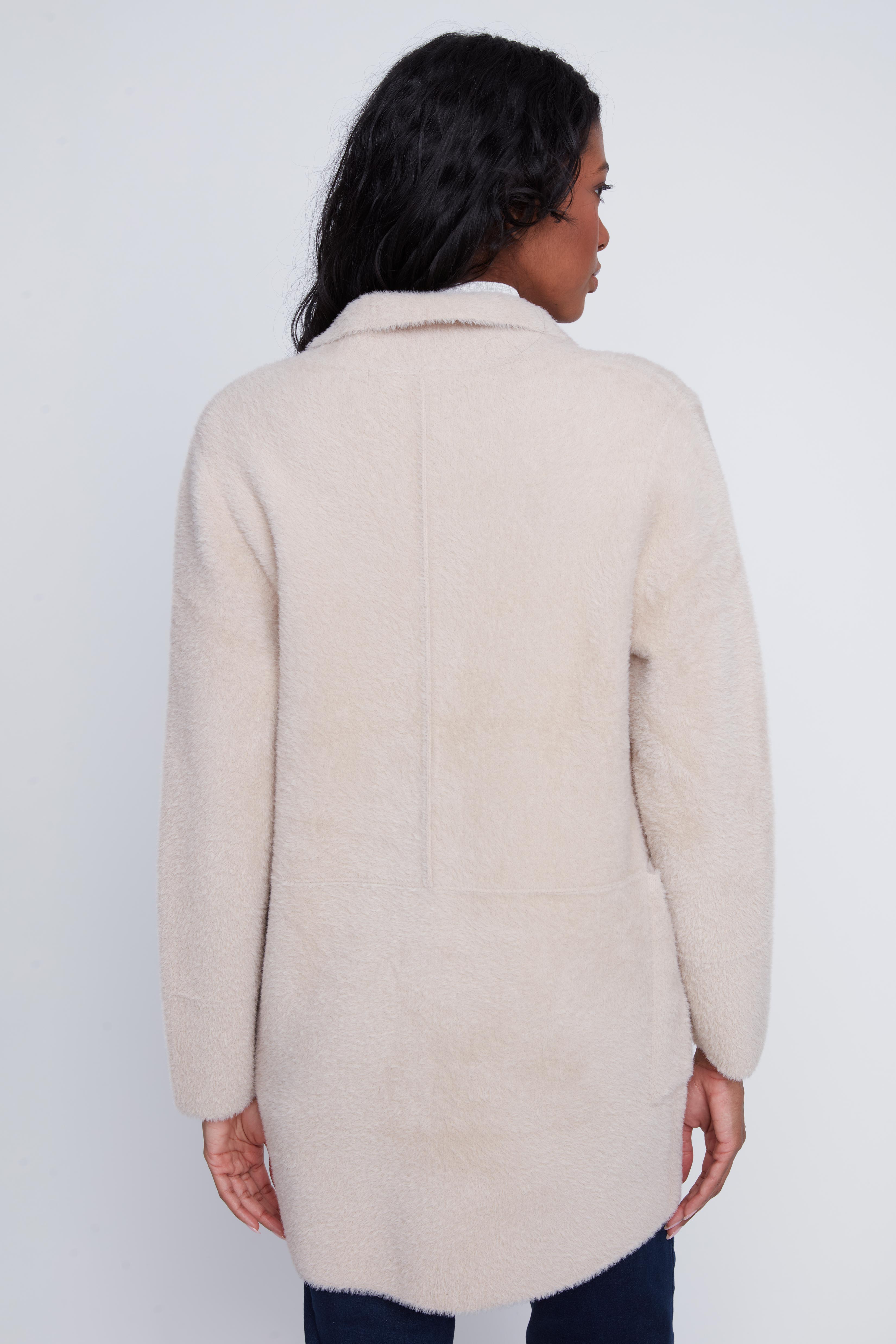 Cardigan manteau en tricot Cyc Coco Y Club couleur sable, à l'effet peluche, avec boutons-pression argentés et poches à l'avant.