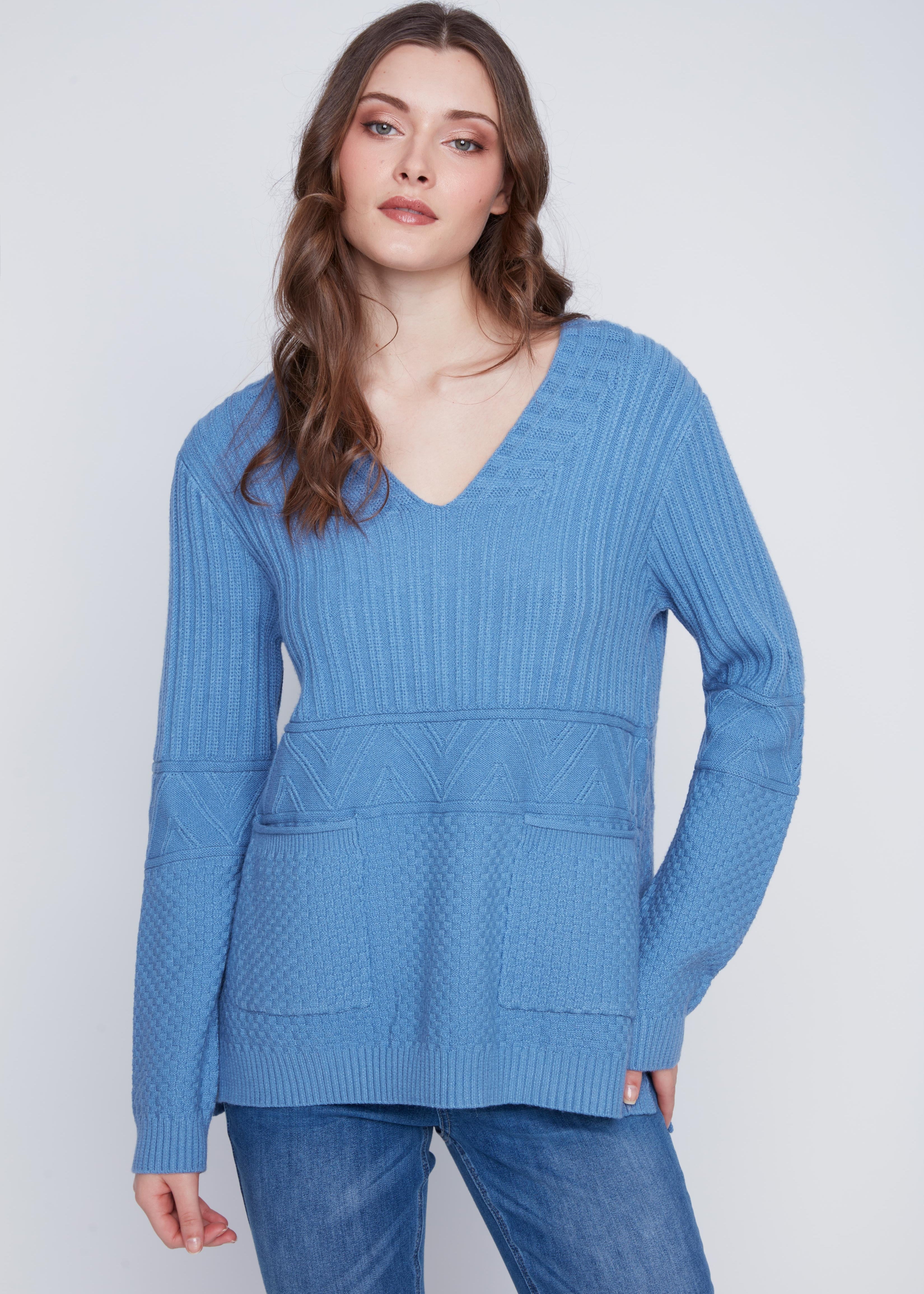 Chandail Cyc en tricot texturé de couleur bleu acier, avec un col en V et deux poches à l'avant pour se réchauffer les mains.