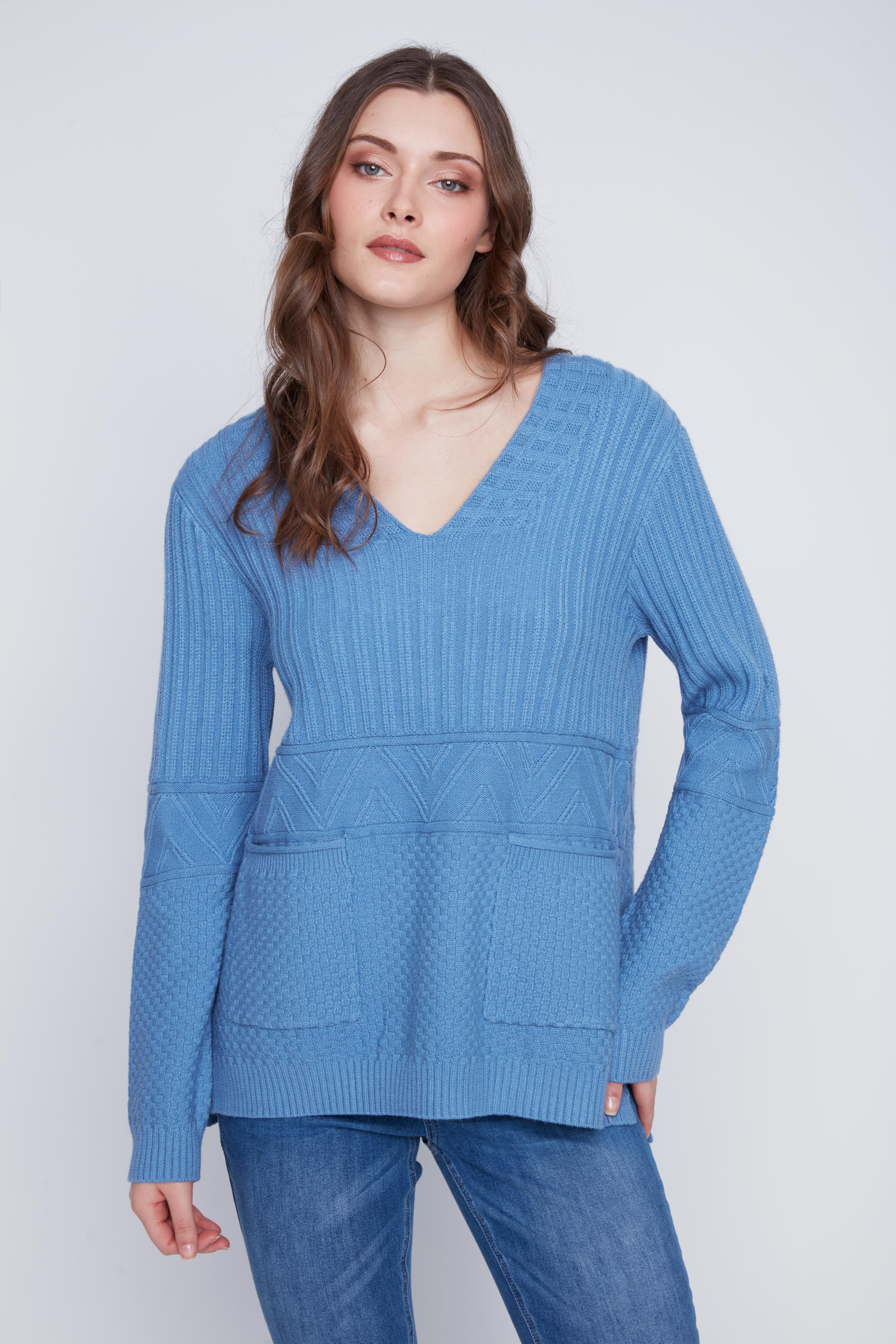 Chandail Cyc en tricot texturé de couleur bleu acier, avec un col en V et deux poches à l'avant pour se réchauffer les mains.