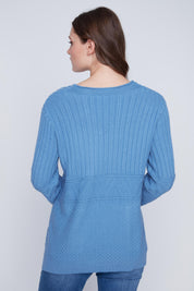Chandail Cyc en tricot texturé de couleur bleu acier, avec un col en V et deux poches à l'avant pour se réchauffer les mains.