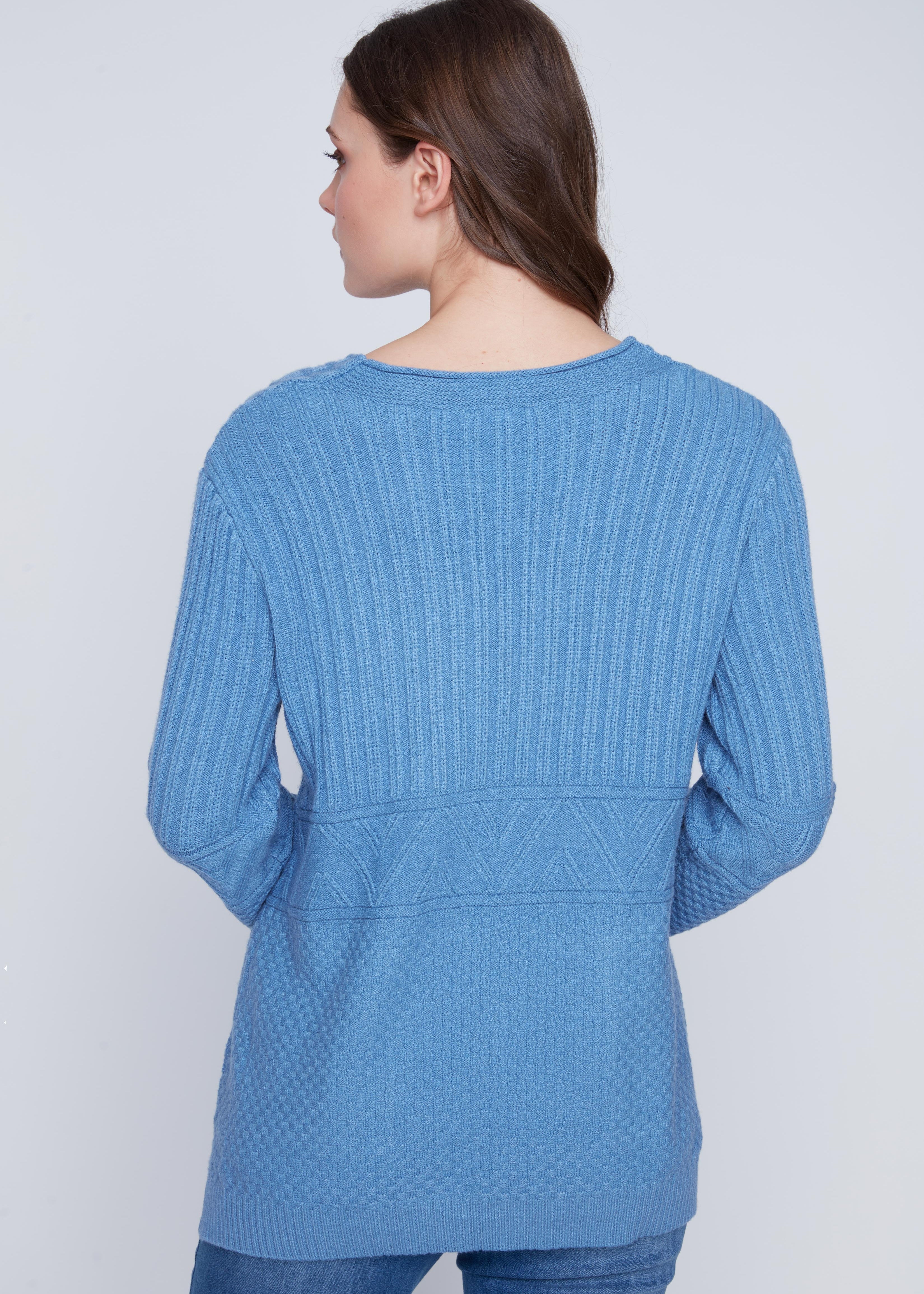 Chandail Cyc en tricot texturé de couleur bleu acier, avec un col en V et deux poches à l'avant pour se réchauffer les mains.
