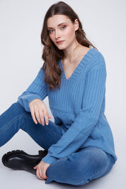 Chandail Cyc en tricot texturé de couleur bleu acier, avec un col en V et deux poches à l'avant pour se réchauffer les mains.