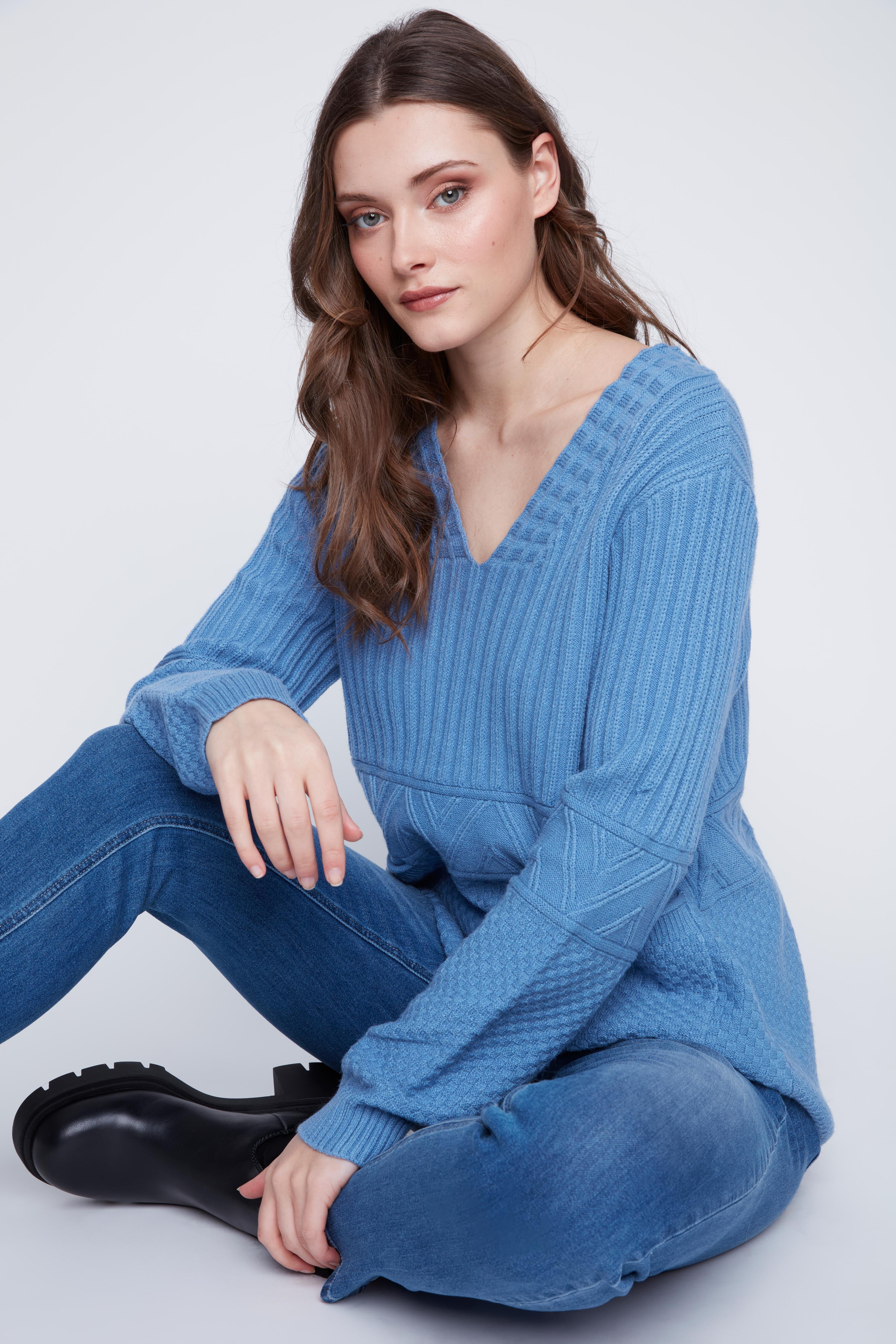 Chandail Cyc en tricot texturé de couleur bleu acier, avec un col en V et deux poches à l'avant pour se réchauffer les mains.