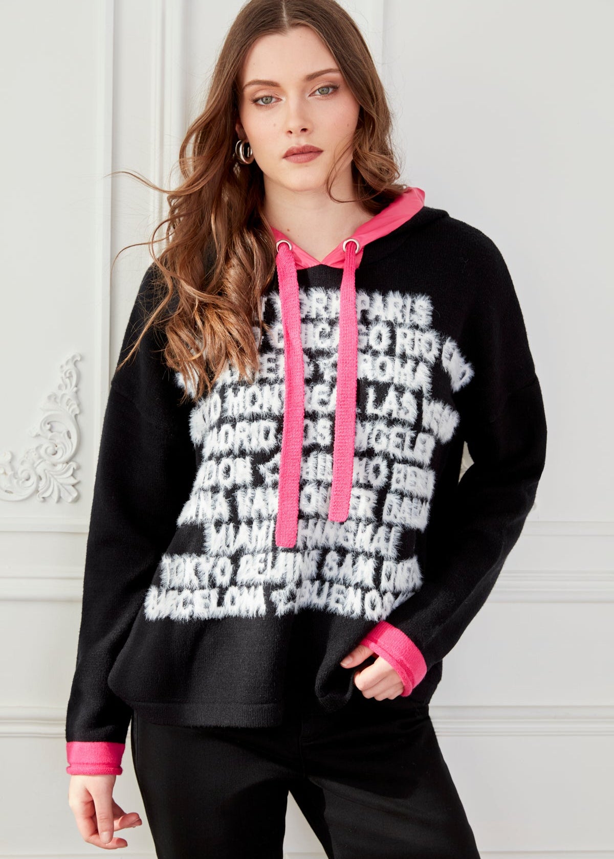 Chandail en tricot noir pour femme, avec capuchon intégré. Tissu doux en viscose, polyamide et polyester mélangés. Marque Coco Y Club.