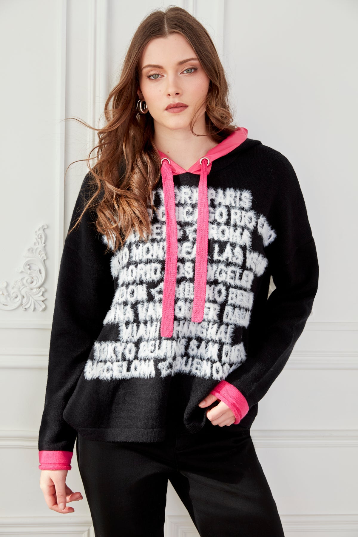 Chandail en tricot noir pour femme, avec capuchon intégré. Tissu doux en viscose, polyamide et polyester mélangés. Marque Coco Y Club.