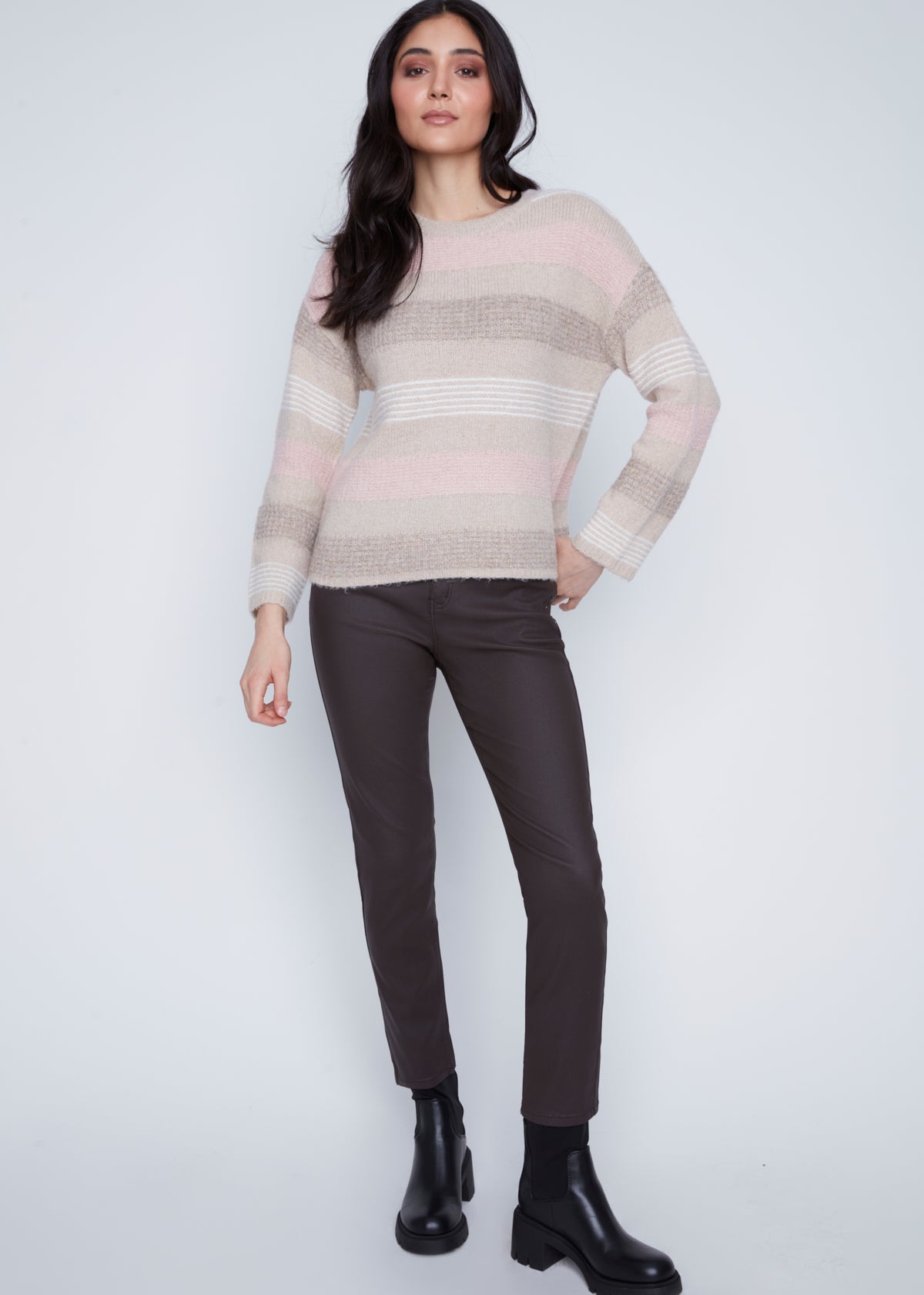 Ce Chandail en Tricot à Rayures de la compagnie Coco Y Club est la pièce essentielle pour un look chic, douillet et intemporel. 