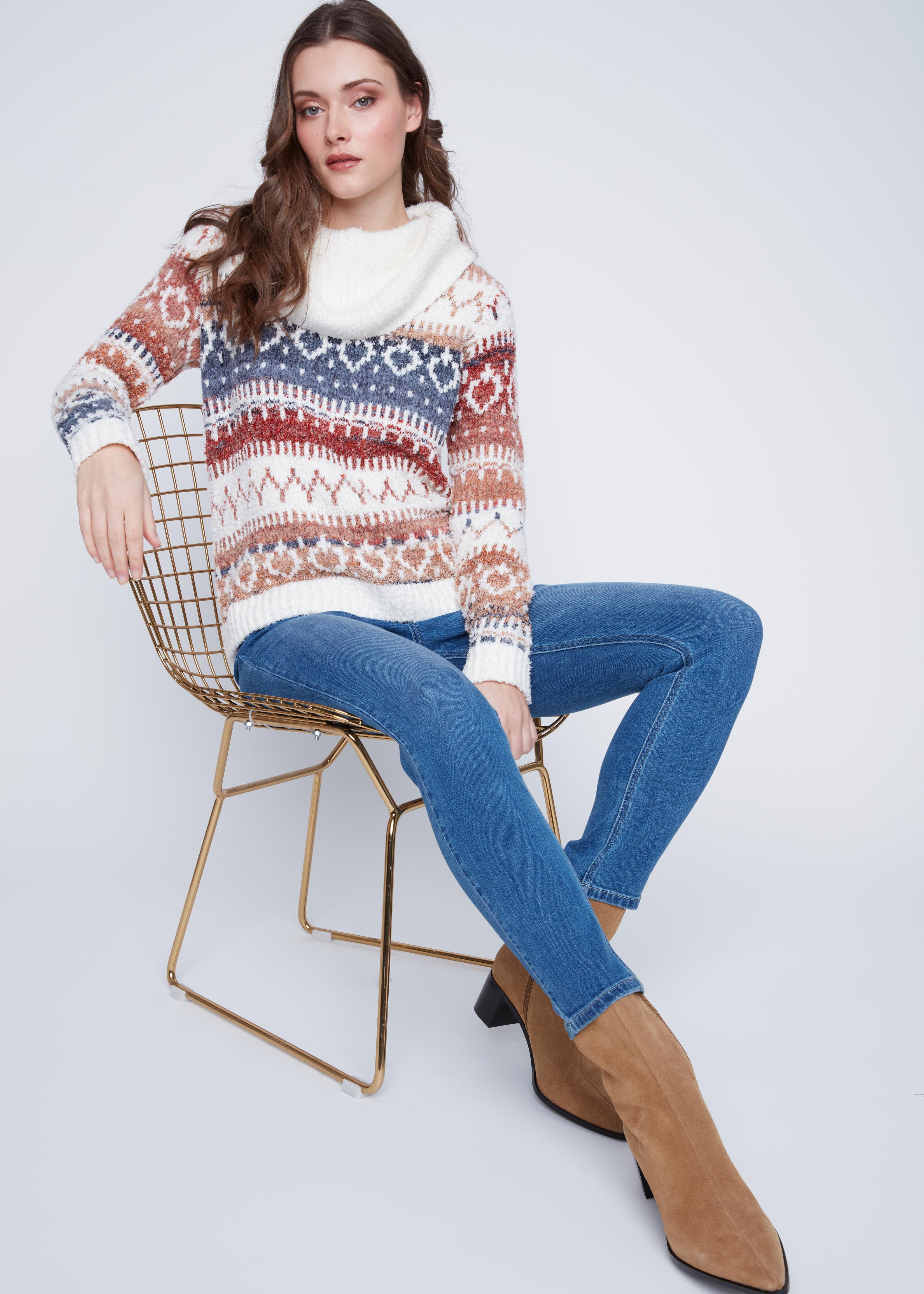 Chandail tricoté pour femme, col baveux drapé, à motifs, couleur blanc hiver. Tissu 87% polyester, 12% acrylique, 1% élasthanne. Marque Coco Y Club.