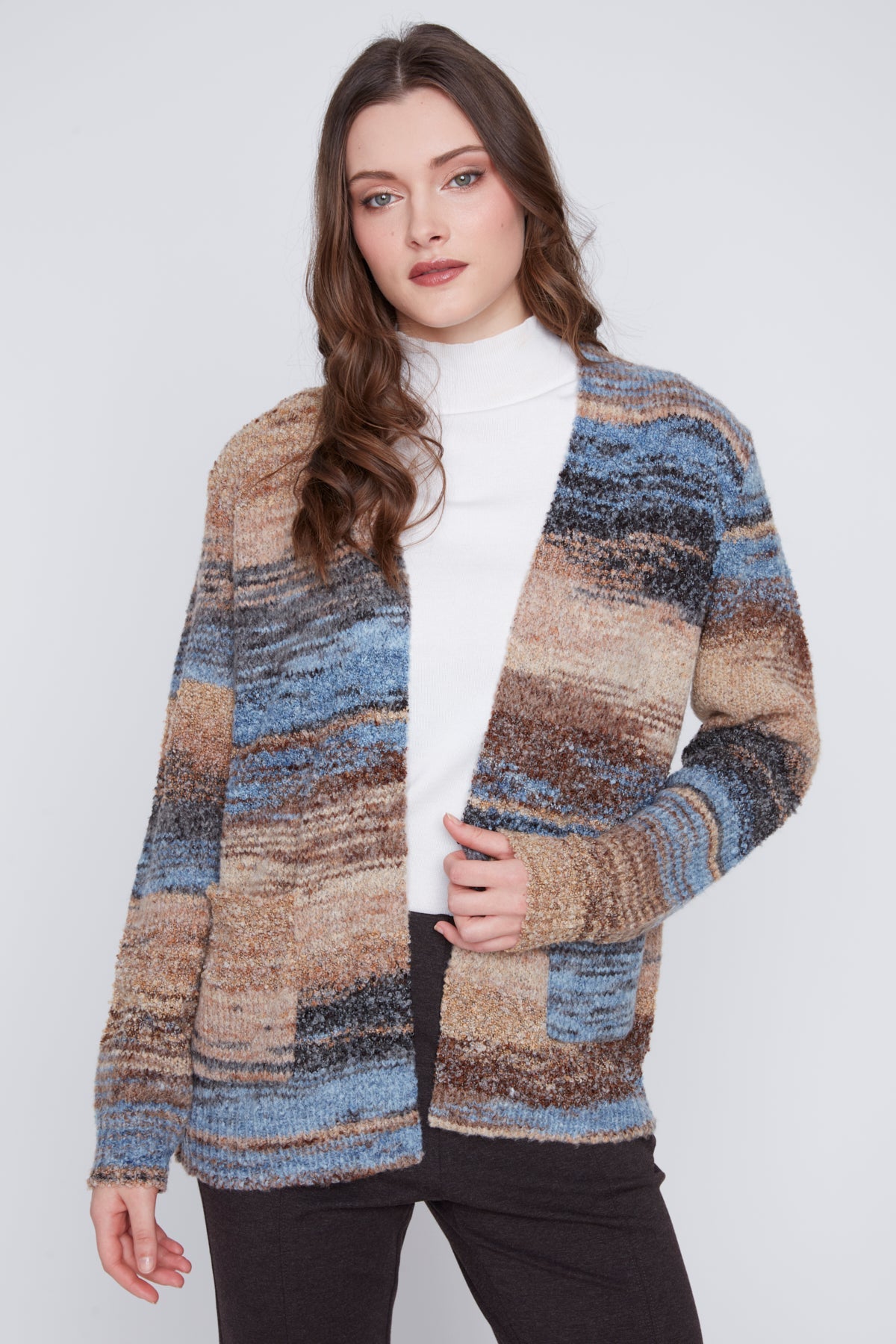 Cardigan en tricot imprimé pour femme, de couleur bleue, avec 10% de laine. Composition en acrylique, polyester et laine. Marque Coco Y Club.