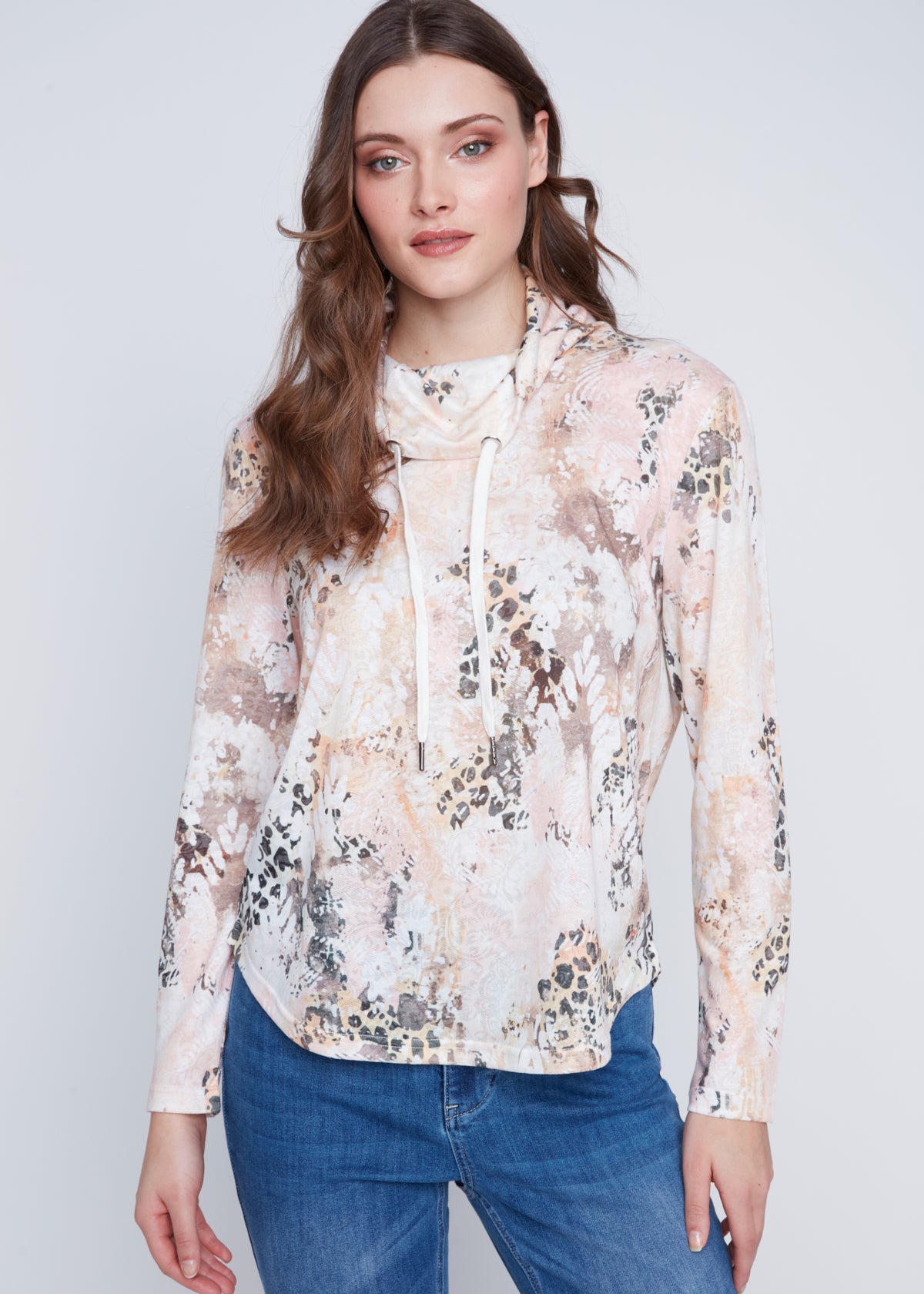Chandail imprimé multicolore pour femme, avec un col baveux drap. Tissu 65% polyester, 35% viscose. Marque Coco Y Club.
