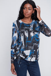 "Chandail pour femme en 100% polyester, couleur bleu cobalt, avec un imprimé abstrait et un cordon de serrage ajustable à l'ourlet. Marque Coco Y Club."