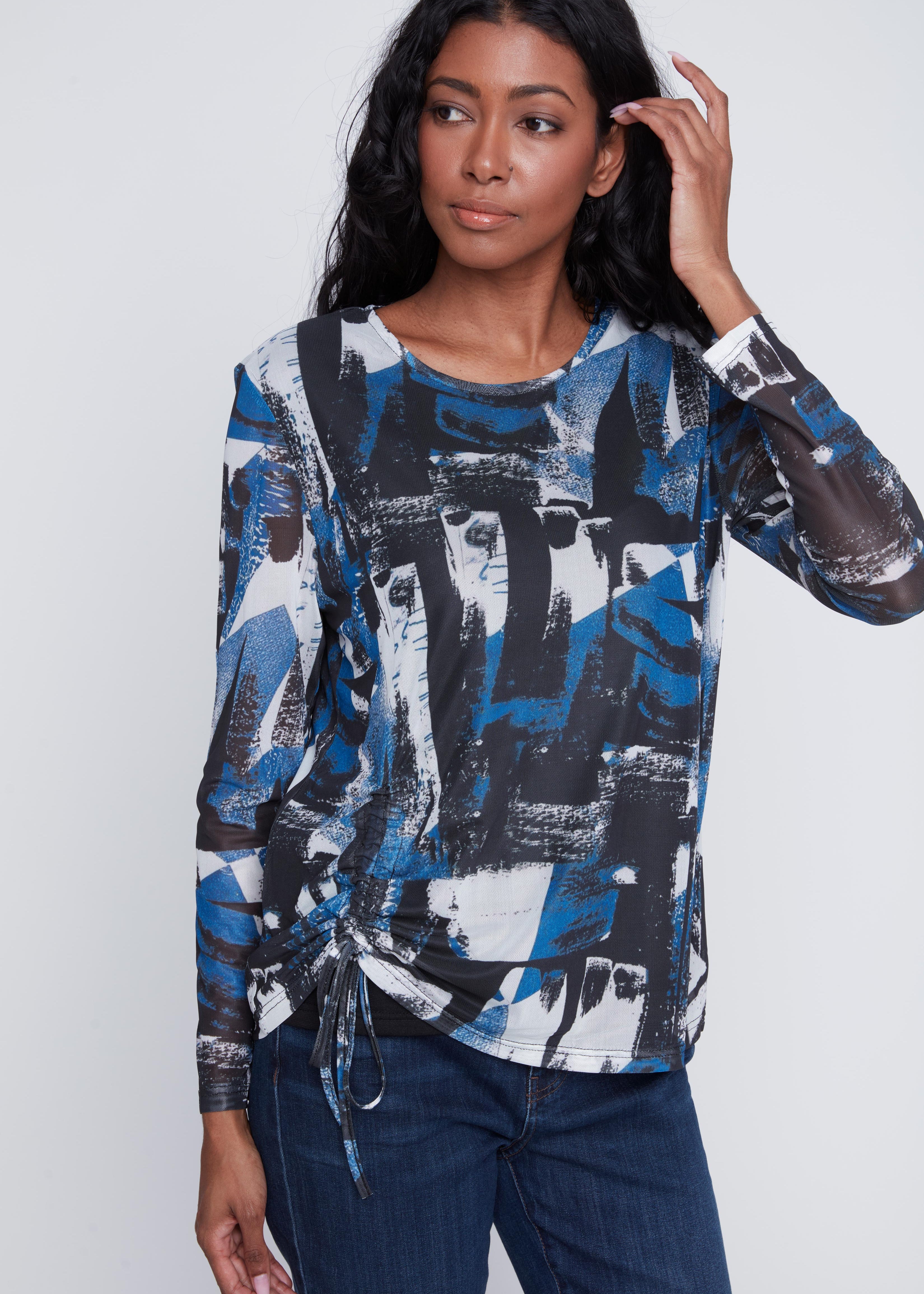 "Chandail pour femme en 100% polyester, couleur bleu cobalt, avec un imprimé abstrait et un cordon de serrage ajustable à l'ourlet. Marque Coco Y Club."