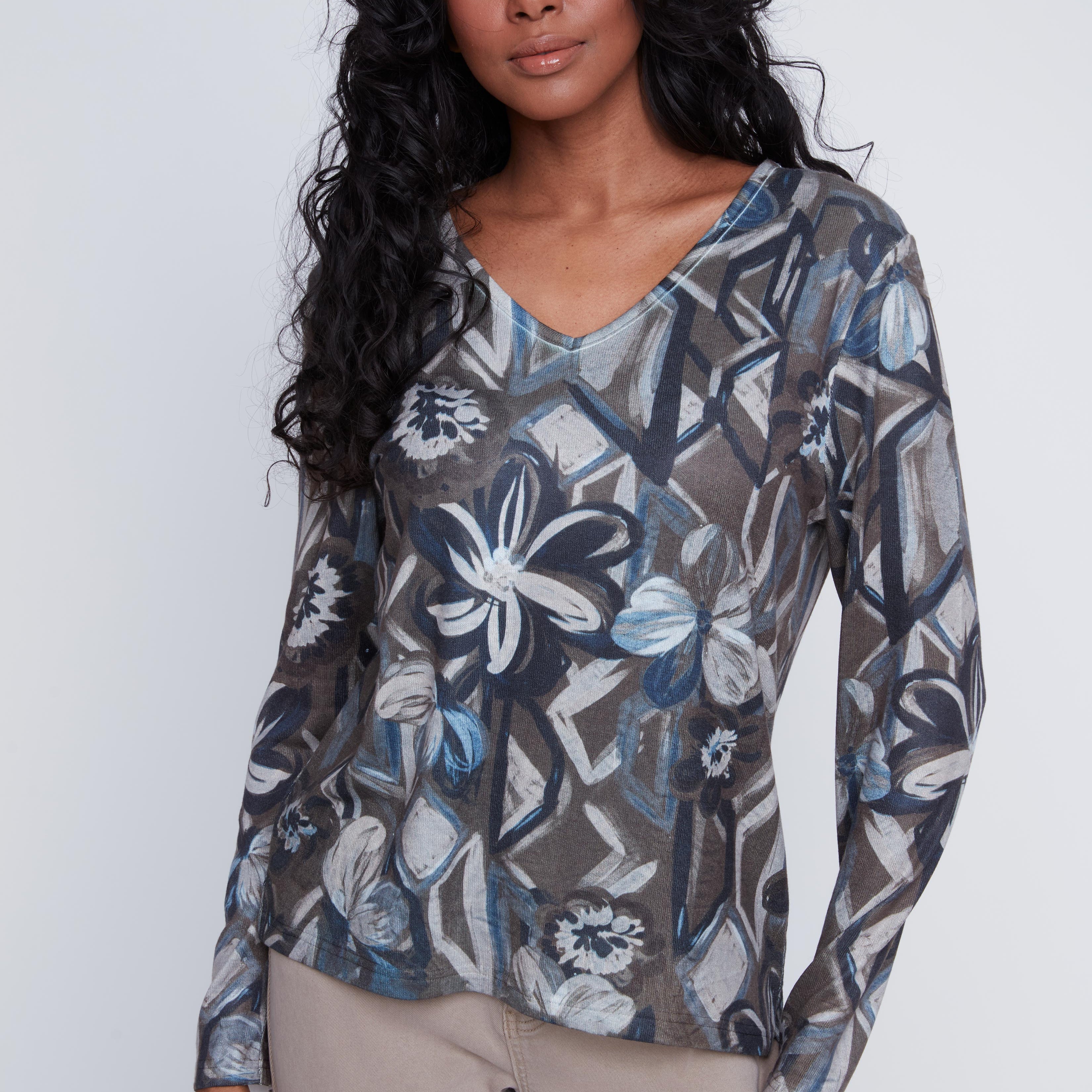 Chandail en tricot léger Col V imprimé floral multicolore pour femme. Tissu extensible 95% polyester, 5% spandex. Marque Coco Y Club.