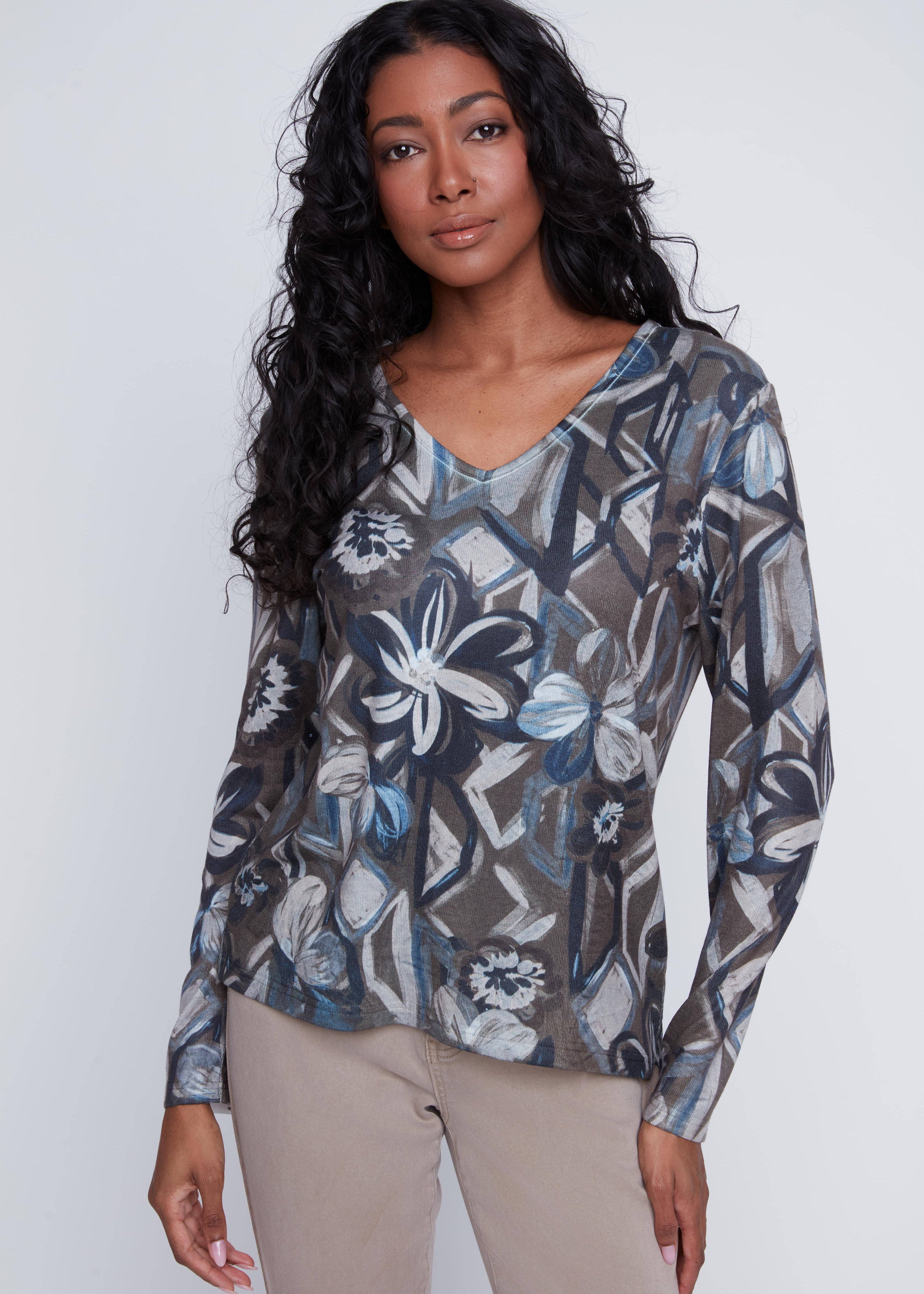 Chandail en tricot léger Col V imprimé floral multicolore pour femme. Tissu extensible 95% polyester, 5% spandex. Marque Coco Y Club.