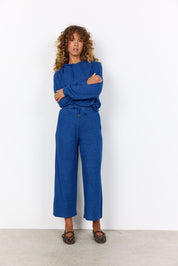 Pantalon fluide et doux pour femme, à jambe large, de couleur bleu. Composition en viscose et polyester. Marque Soyaconcept.
