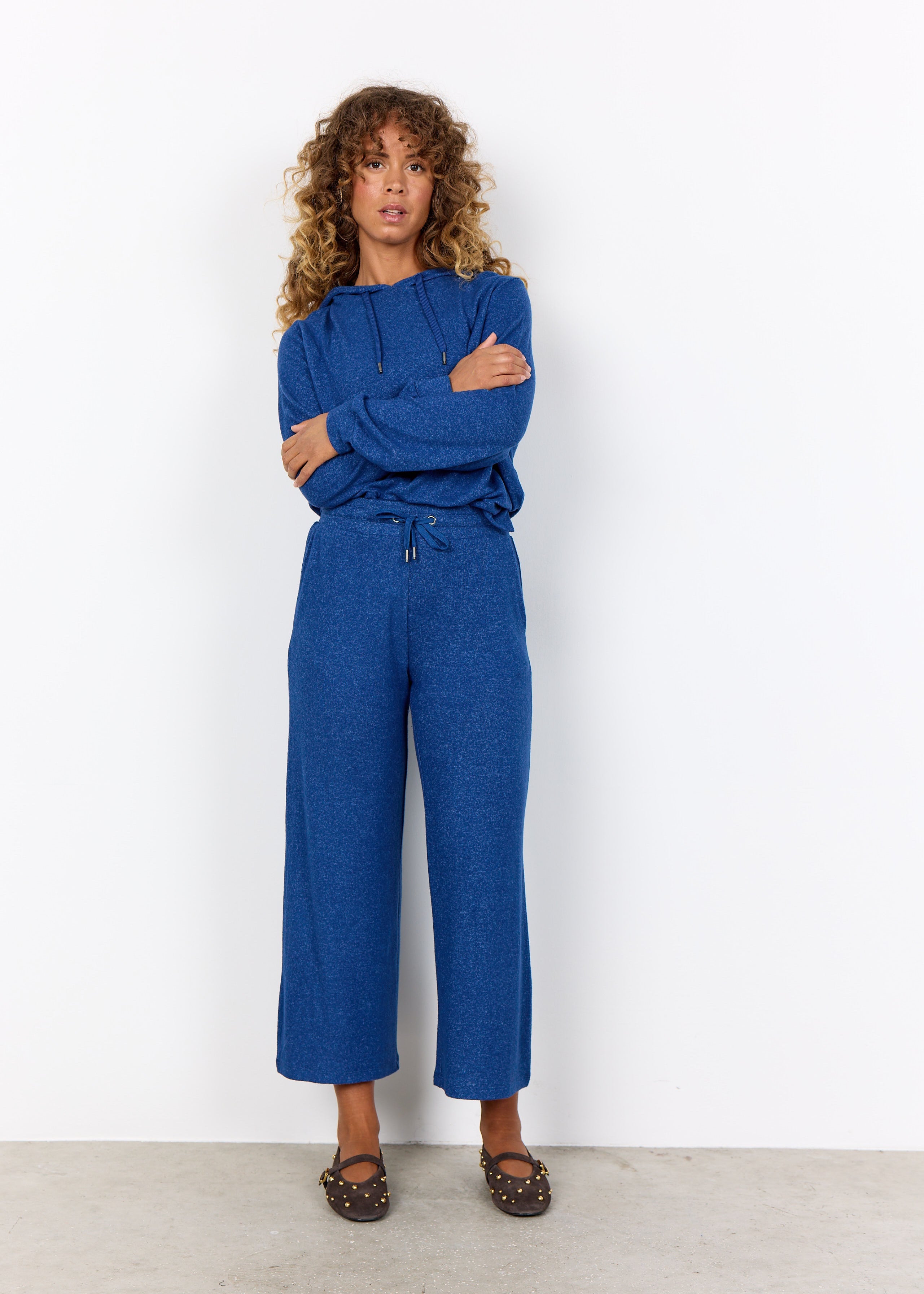 Pantalon fluide et doux pour femme, à jambe large, de couleur bleu. Composition en viscose et polyester. Marque Soyaconcept.