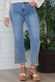 Jeans bleu vintage délavé avec broderies au bas, longueur cheville, style féminin et estival