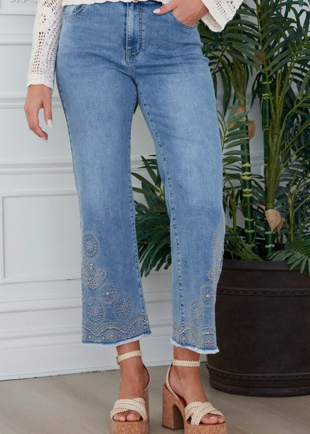 Jeans bleu vintage délavé avec broderies au bas, longueur cheville, style féminin et estival
