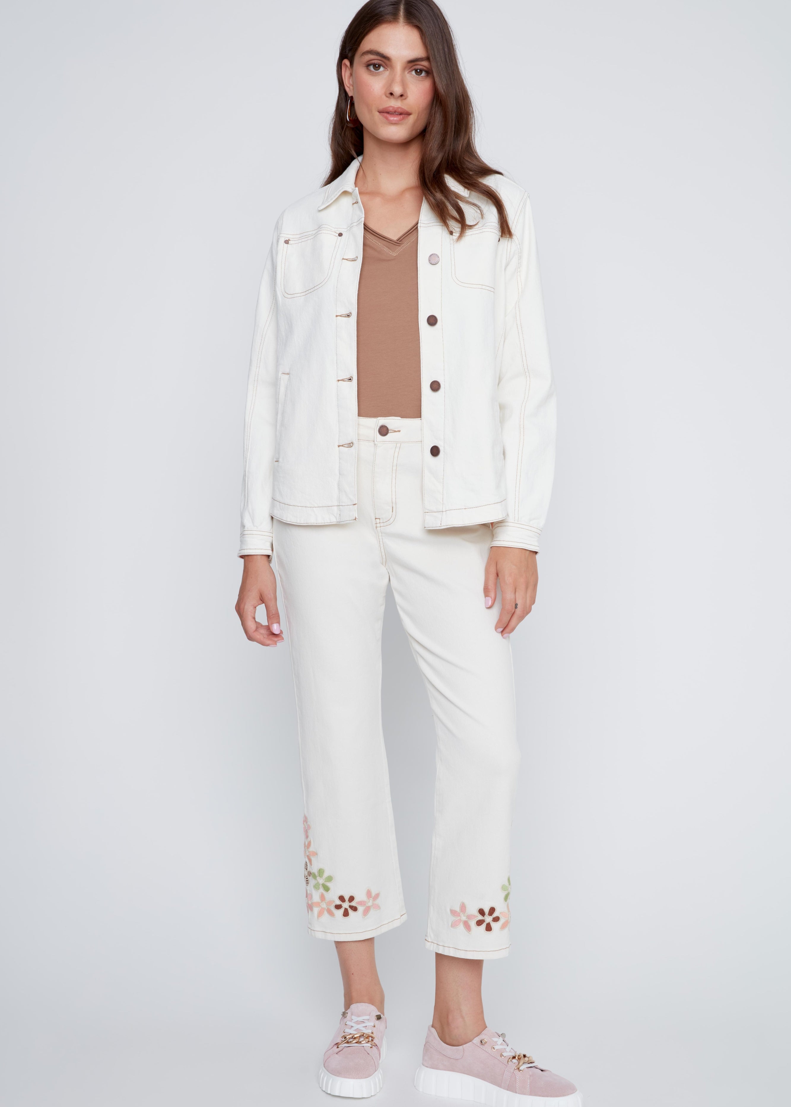 Veston en jeans écru avec coutures beige contrastées, confection en coton avec légère élasticité.