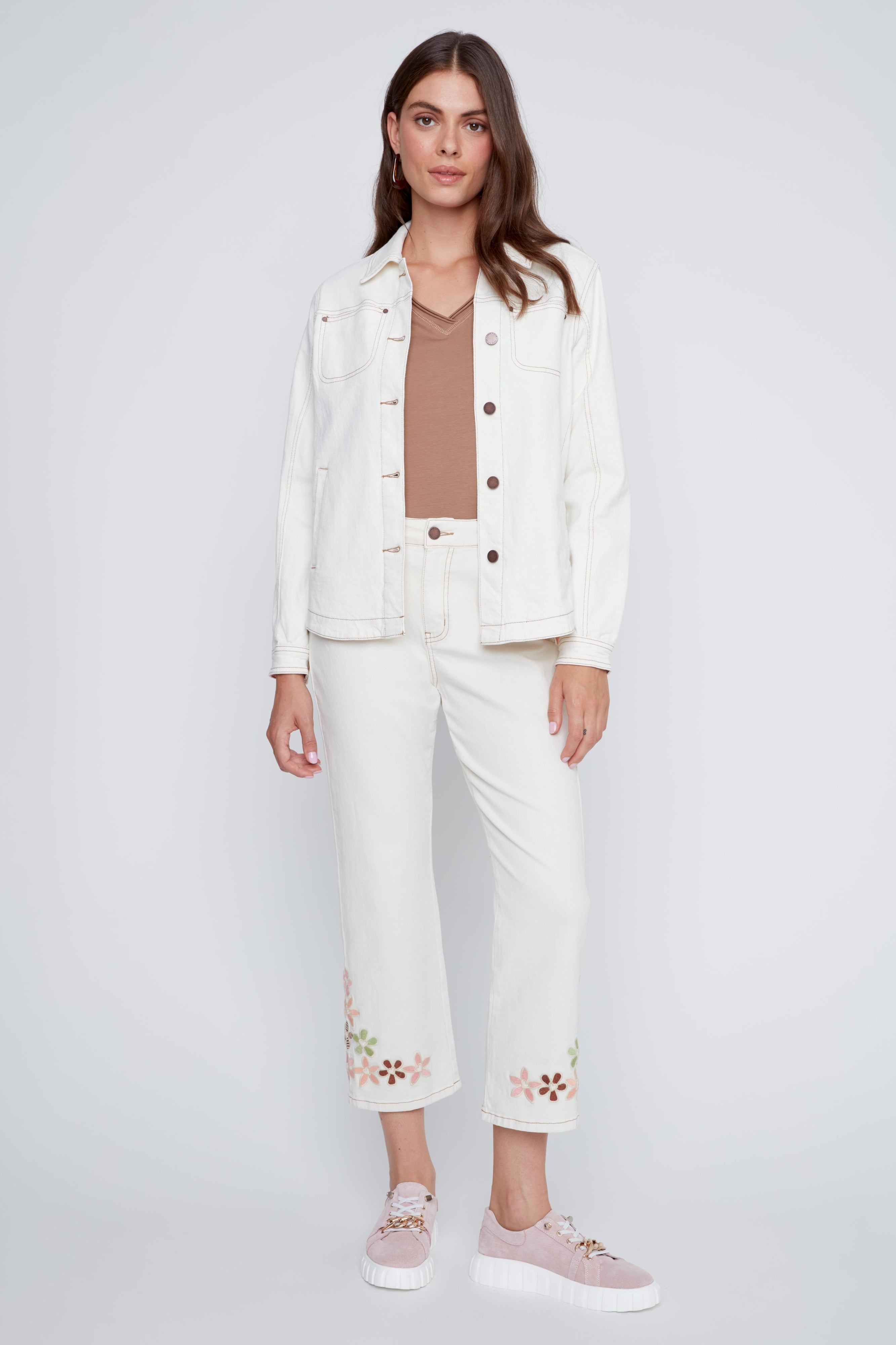 Veston en jeans écru avec coutures beige contrastées, confection en coton avec légère élasticité.