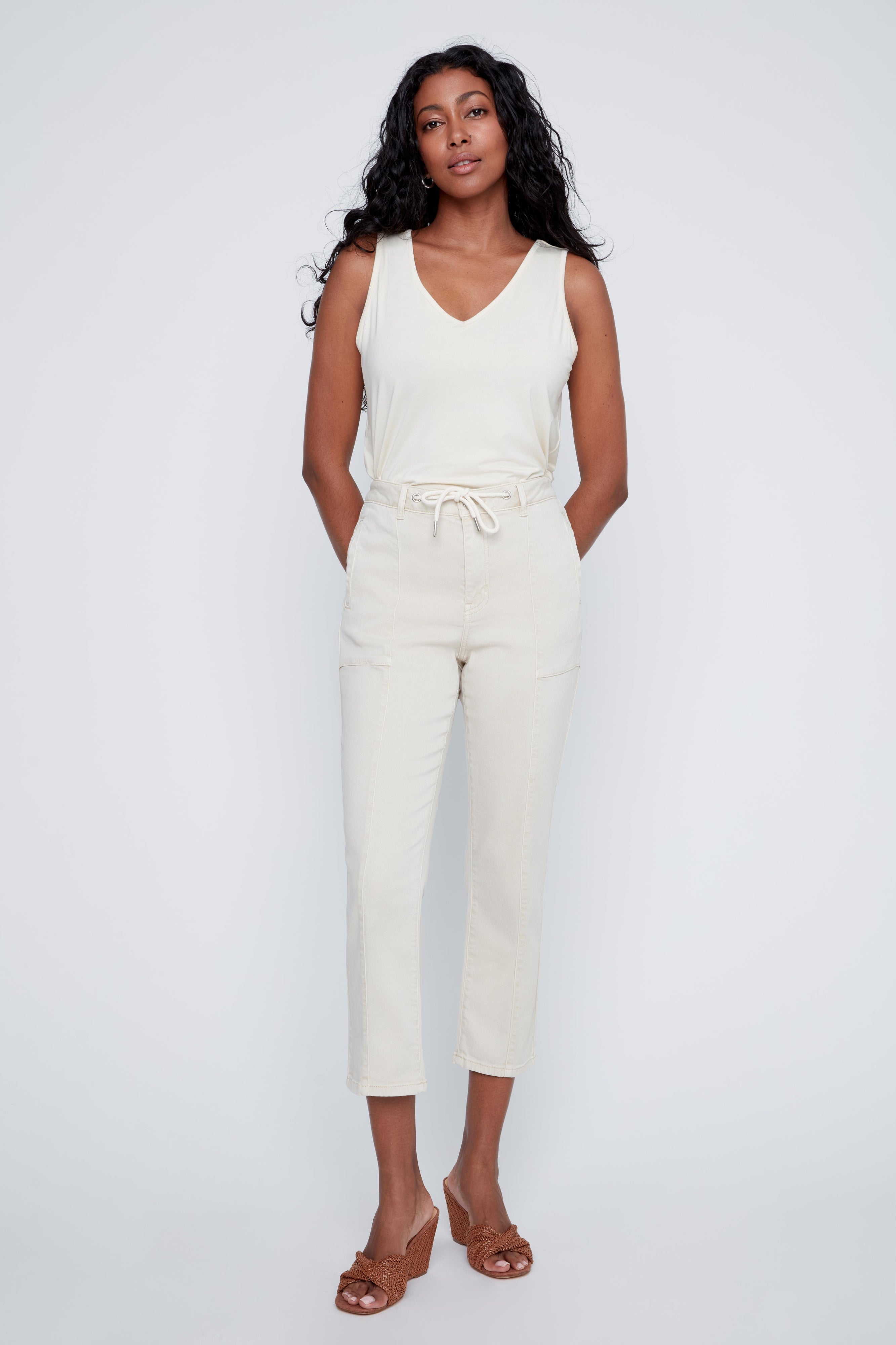 Pantalon confort 7/8 couleur crème avec jambe droite et cordon à la taille, style décontracté et tissu léger avec Tencel.