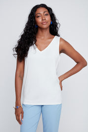 Camisole blanche en tricot à col en V avec bretelles larges, style simple et léger idéal en superposition.