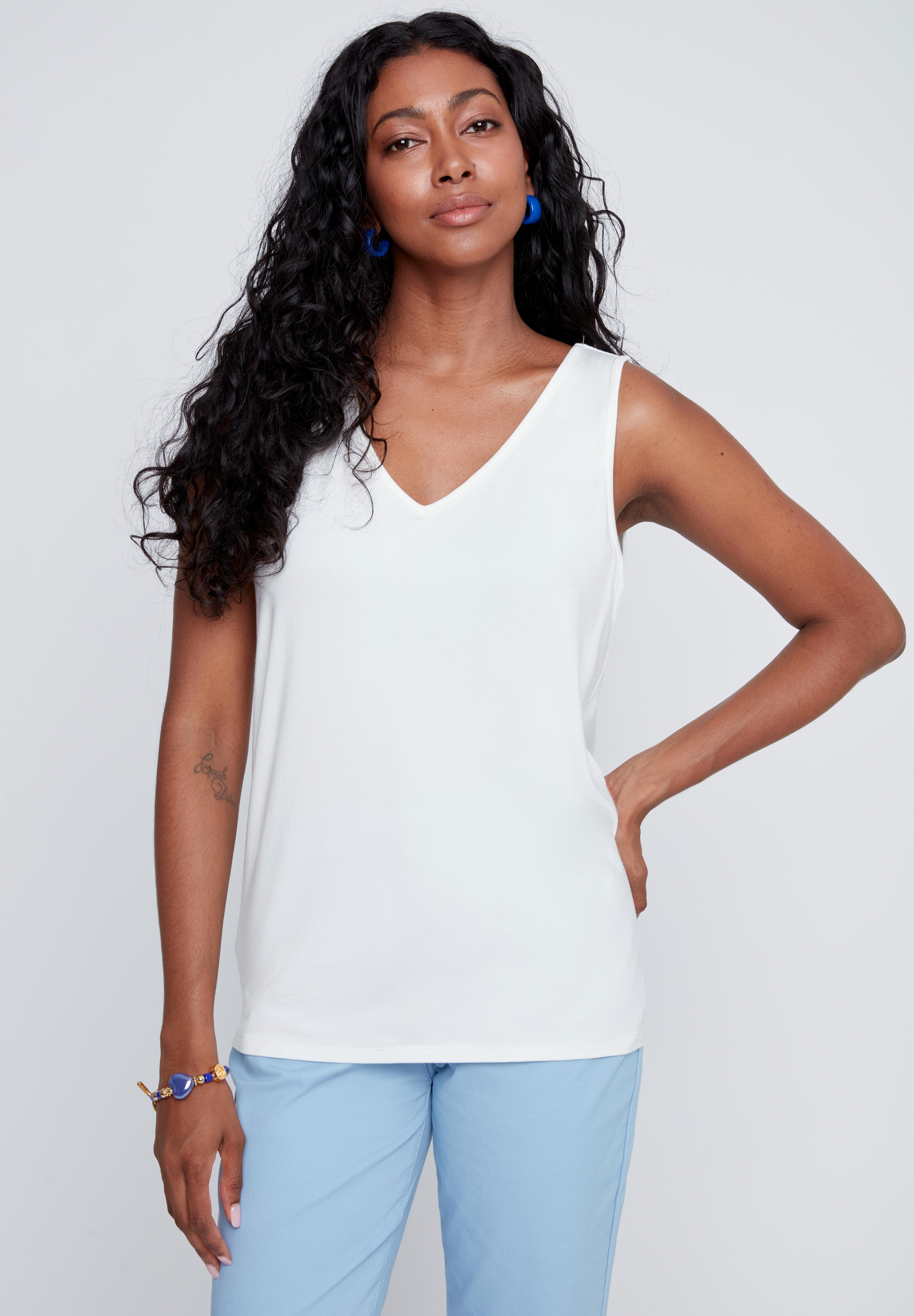 Camisole blanche en tricot à col en V avec bretelles larges, style simple et léger idéal en superposition.
