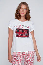 T-shirt blanc à col rond avec inscription « c’est la vie », imprimé sac à main avec cœurs, strass et petites pierres, détails noirs ou argentés.