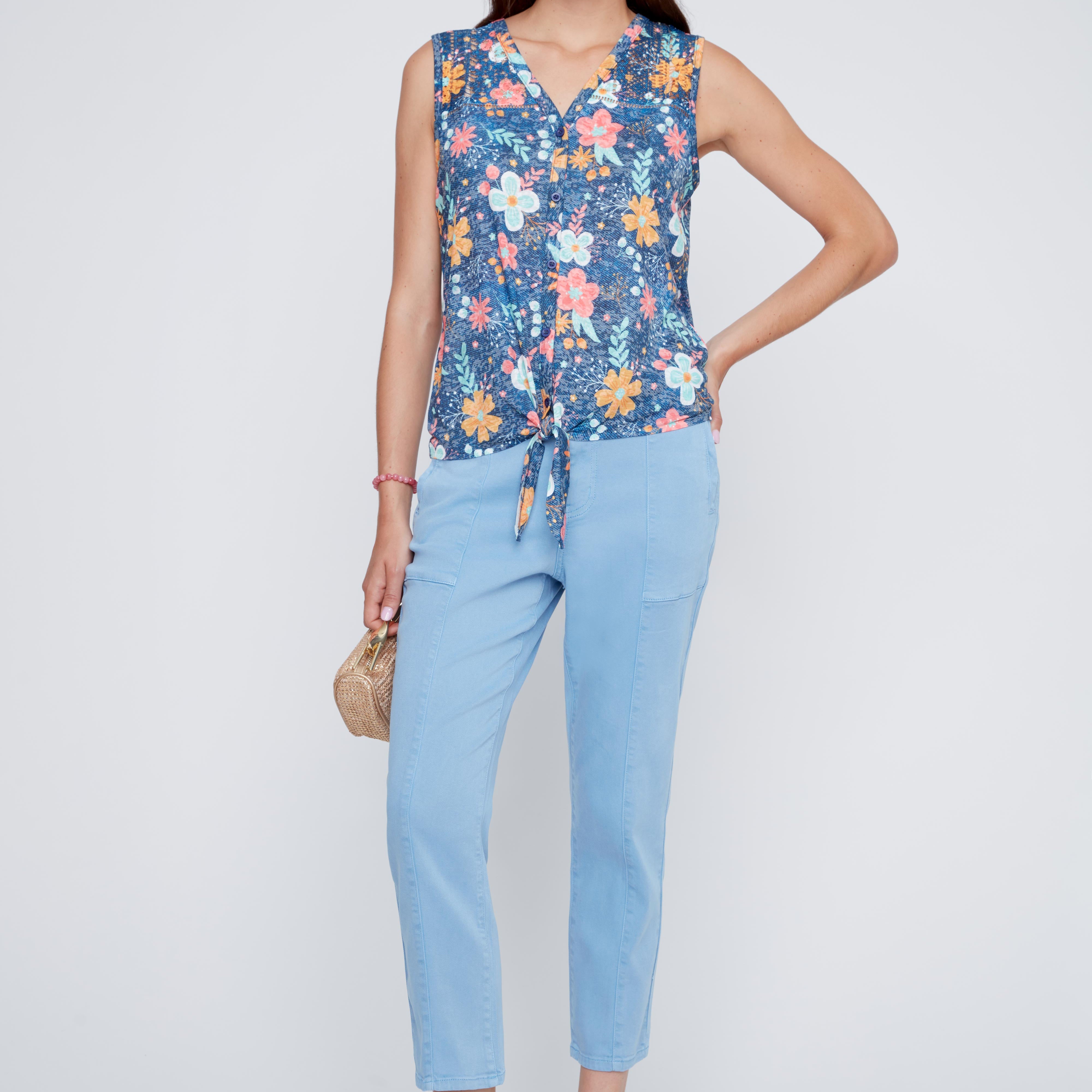 Chemisier sans manches imprimé turquoise avec détails de dentelle, col en V et fermeture boutonnée, style léger et estival