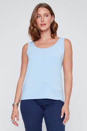 Camisole bleu ciel à col en U, tissu doux et extensible, idéale comme base pour superposition