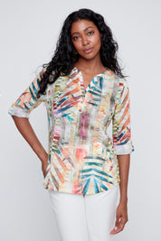 Chandail écru col en V avec trois boutons au décolleté, manches trois quarts avec bouton de bois et imprimé coloré.